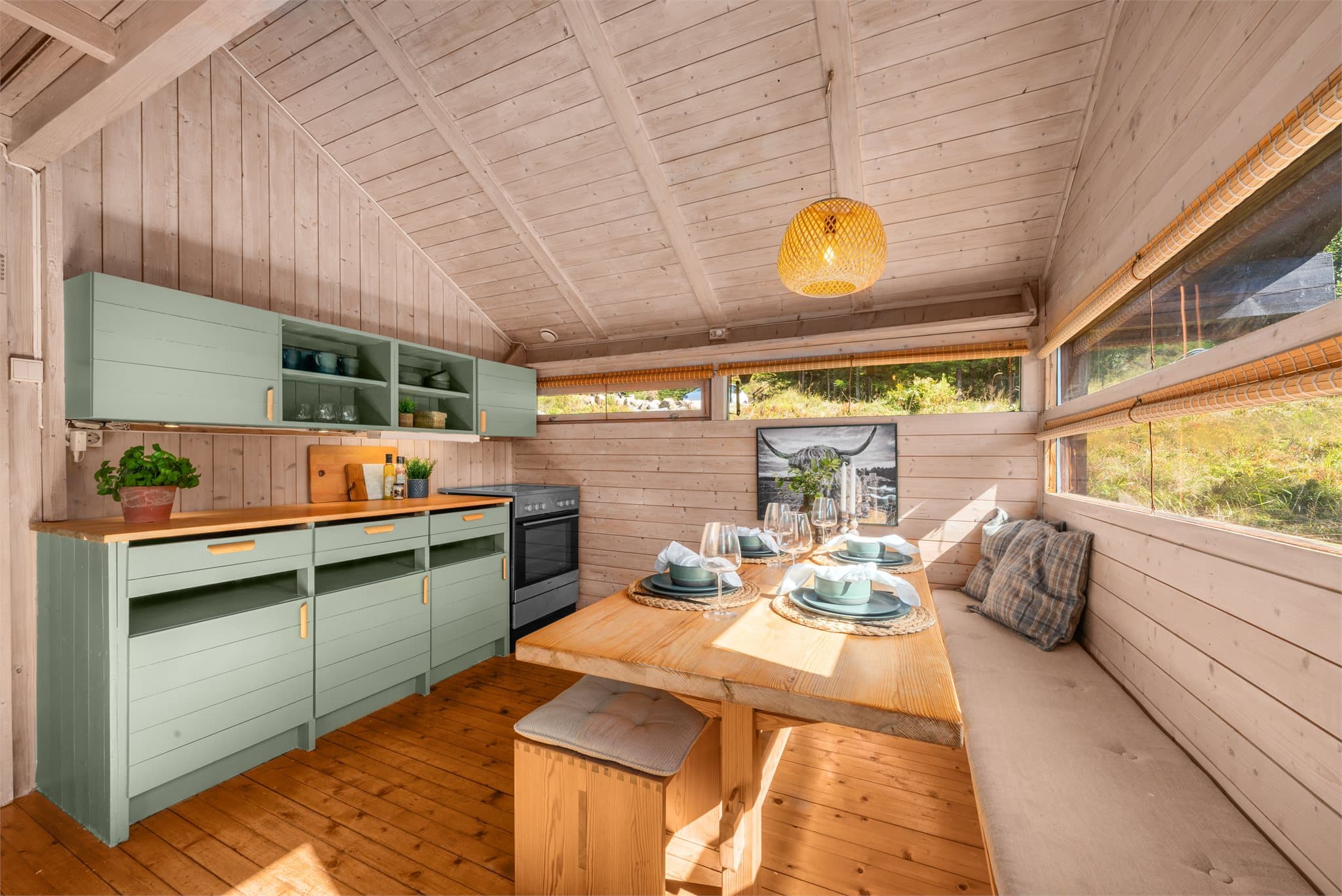 Et godt og sosialt allrom. Spiseplass på kjøkken har plass til hele familien.