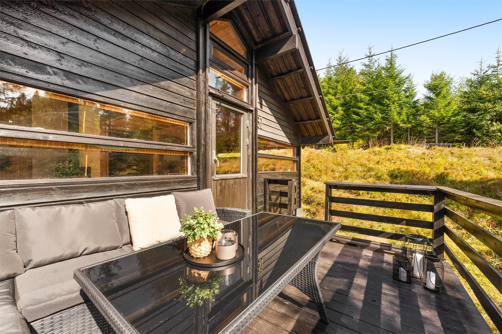 Fra stuen er det utgang til terrasse på 14 m² med god plass til utemøbler.