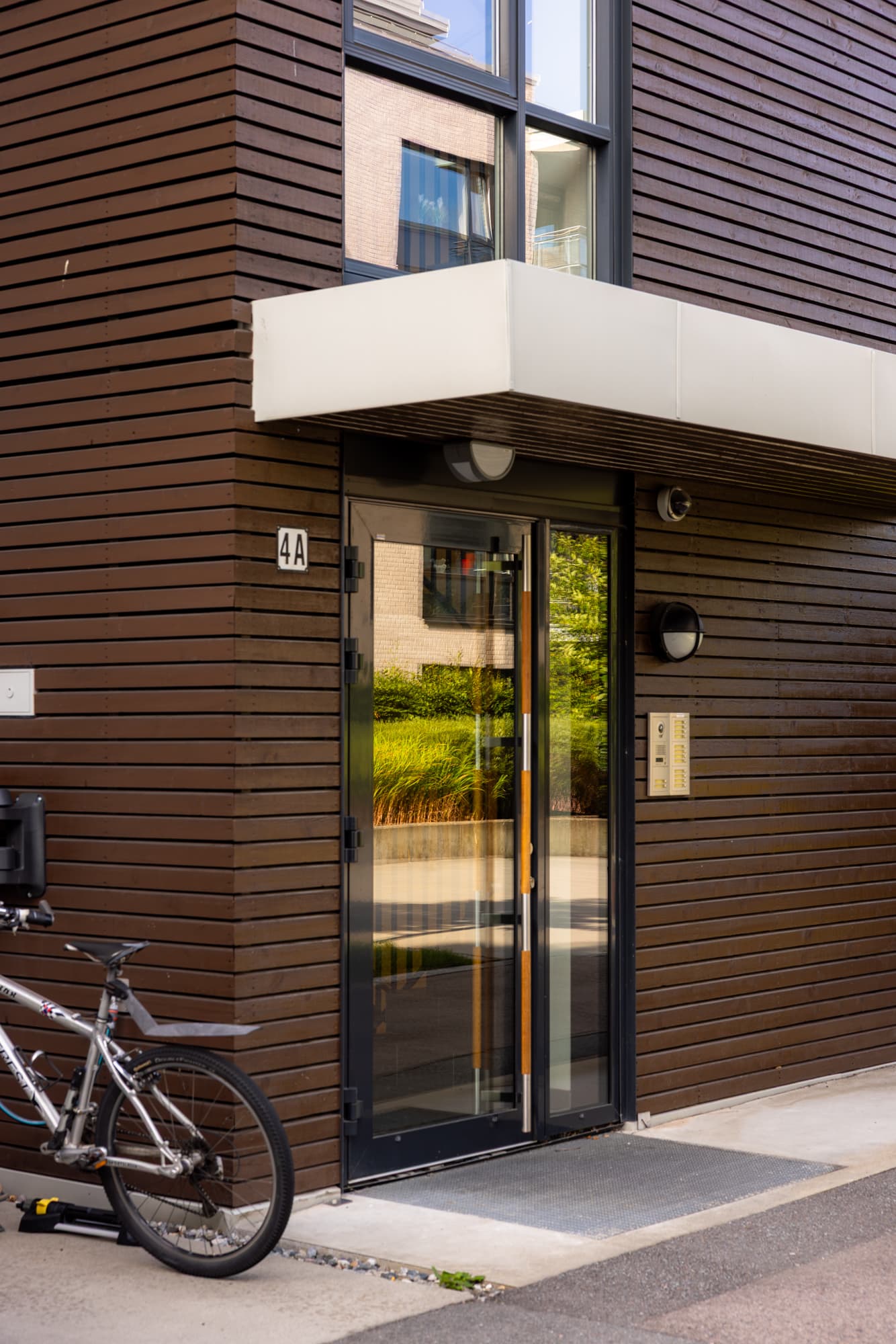 Boligblokken har et innbydende inngangsparti med praktisk takoverbygg.