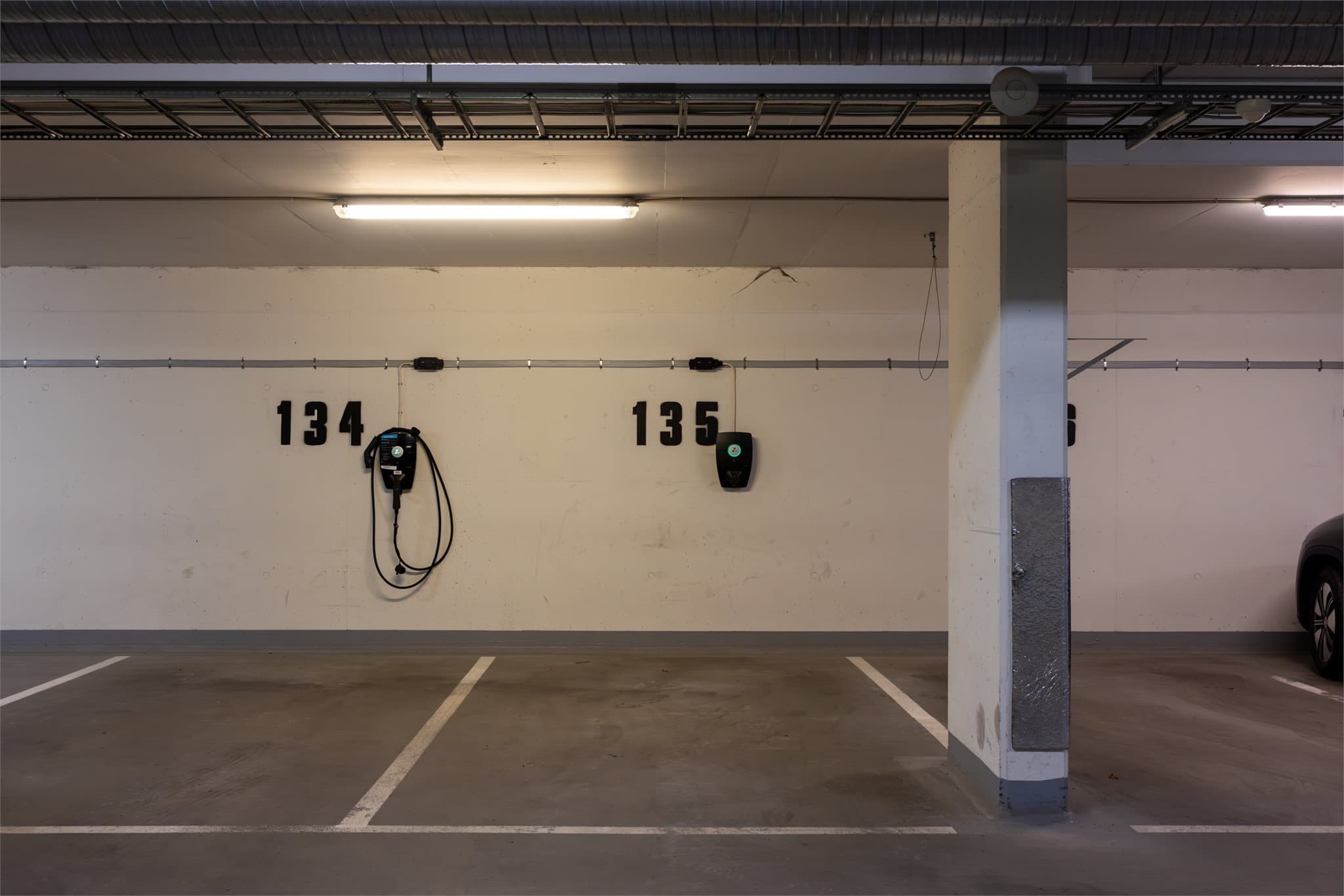 Leiligheten disponerer en parkeringsplass i garasjeanlegg med elbillader.