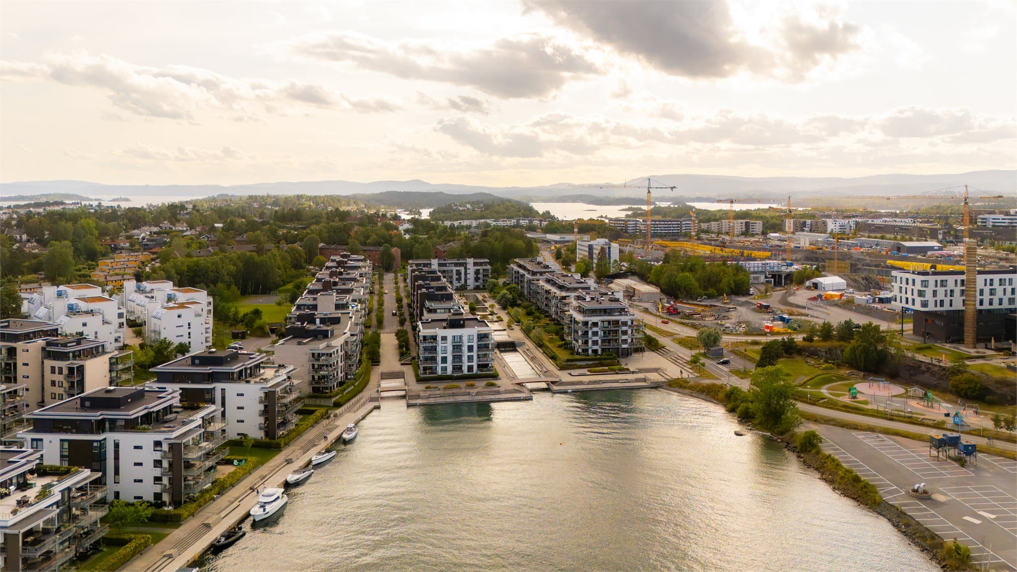 Området har også gode kollektivforbindelser til Lysaker, Oslo og Gardermoen.