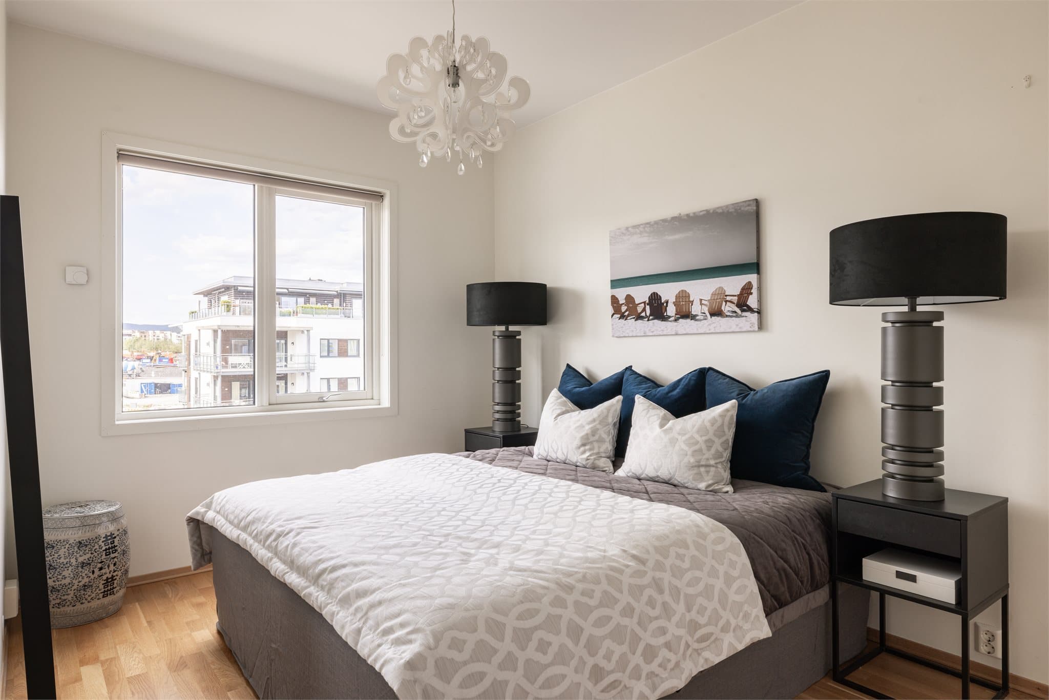 Hovedsoverommet er romslig, med plass til dobbeltseng, nattbord på begge sider samt garderobeskap.