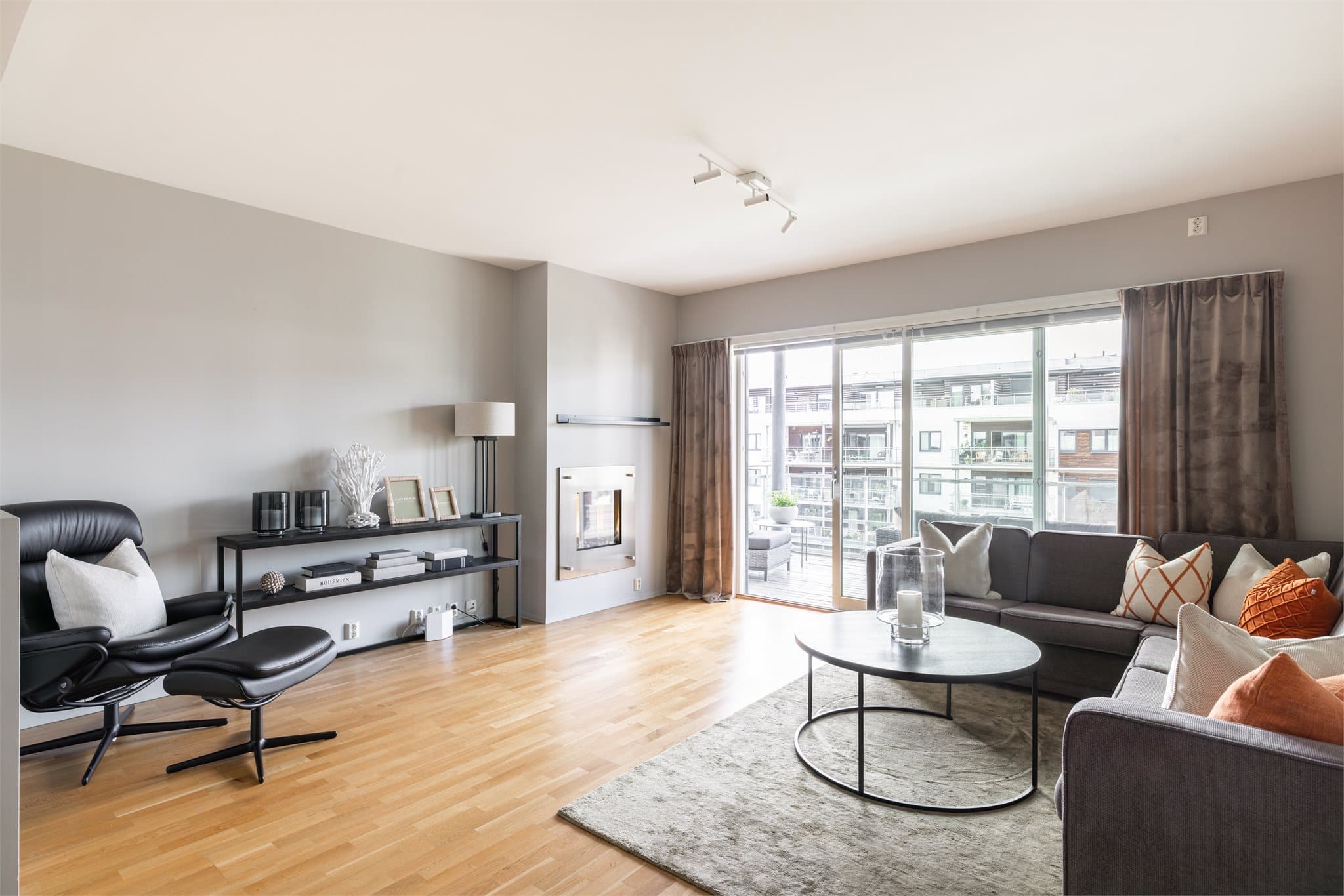 Stuen oppleves lys og romslig. Store vindusflater gir rikelig med dagslys og bidrar til en innbydende atmosfære.