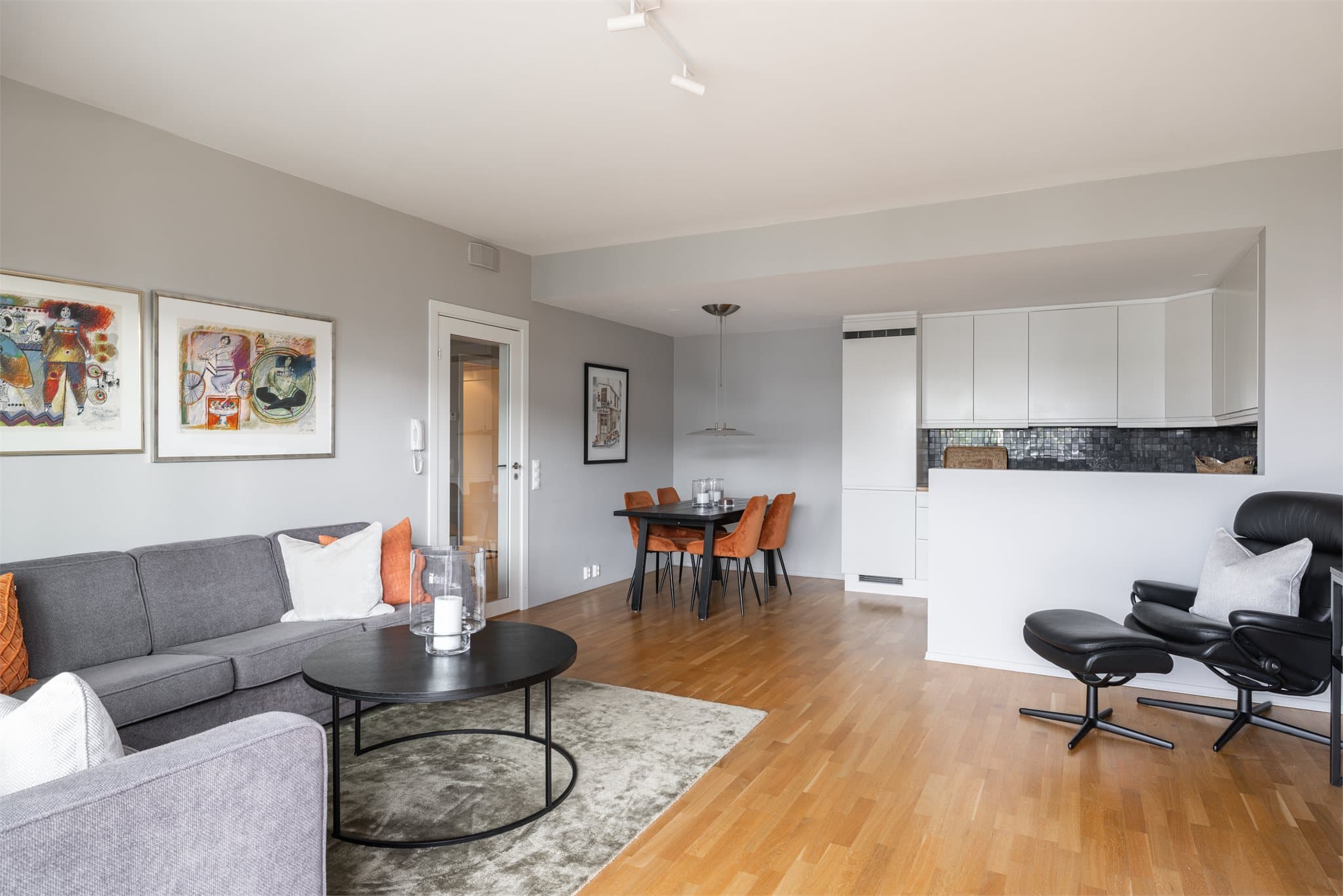 Leiligheten har stue og kjøkken i åpen løsning – et sosialt rom for samvær