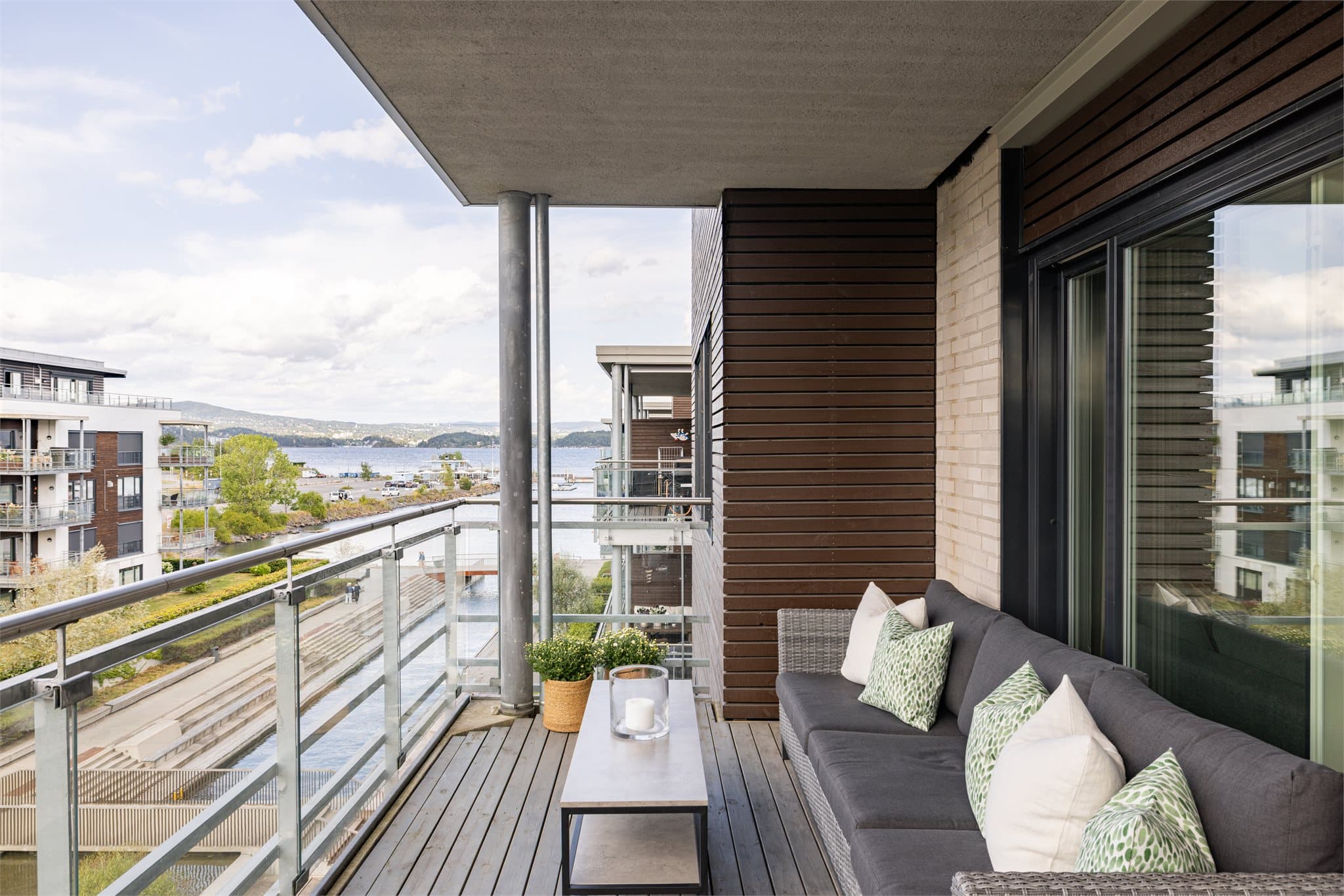 Balkongen har god plass til møblering etter ønske, og byr på utsikt over et pent opparbeidet fellesområde med vannspeil, beplantning og sjø.