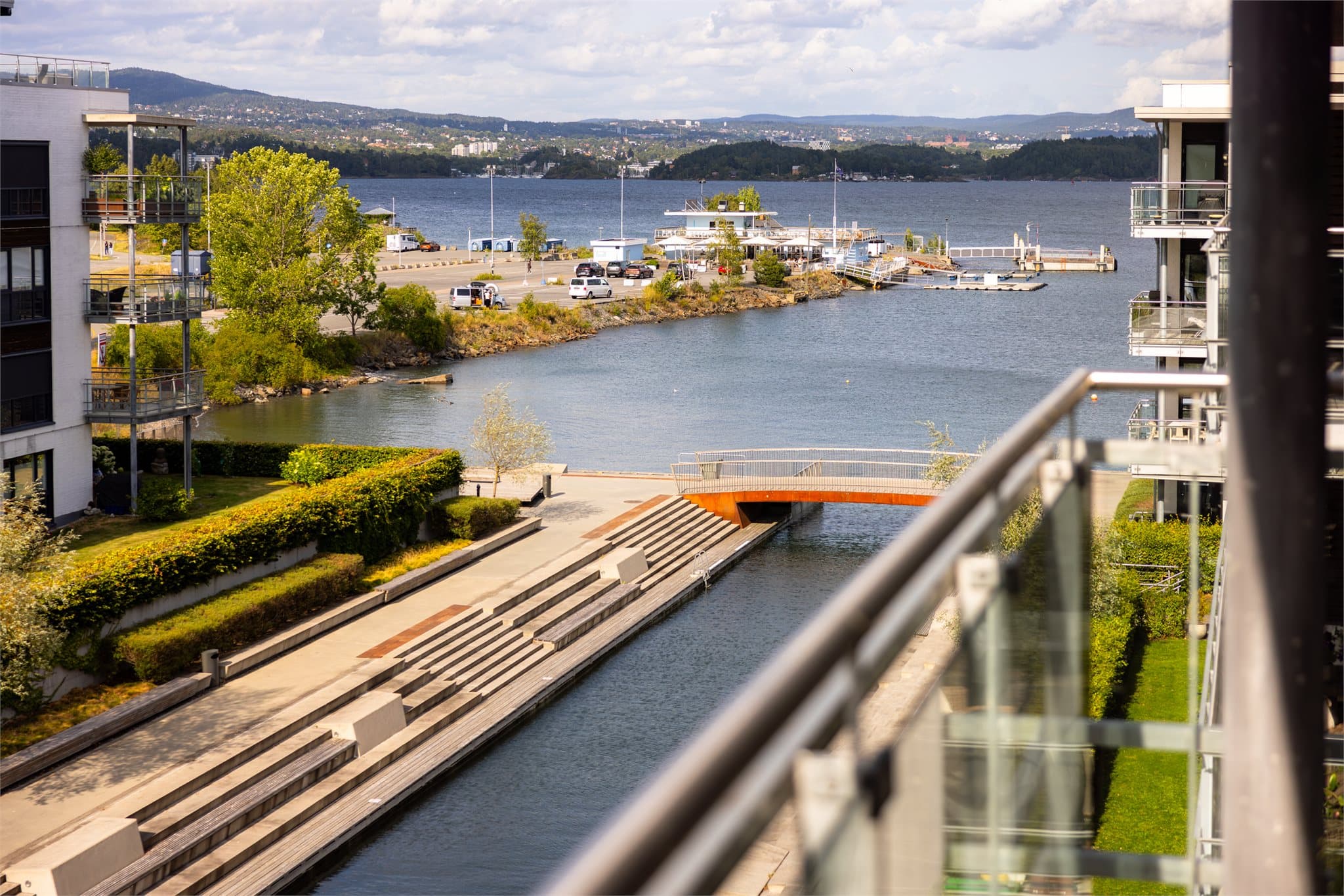 Leiligheten ligger fritt og luftig i 4. etasje, med utsyn mot et pent opparbeidet fellesområde med vannspeil, beplantning og sjøutsikt.