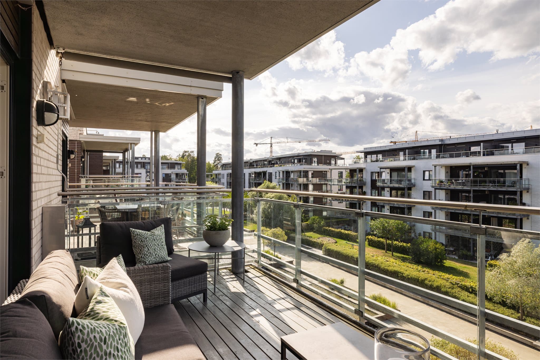 Leiligheten har en kjærkommen nordvestvendt balkong på 14 m² med moderne glassrekkverk og tregulv.