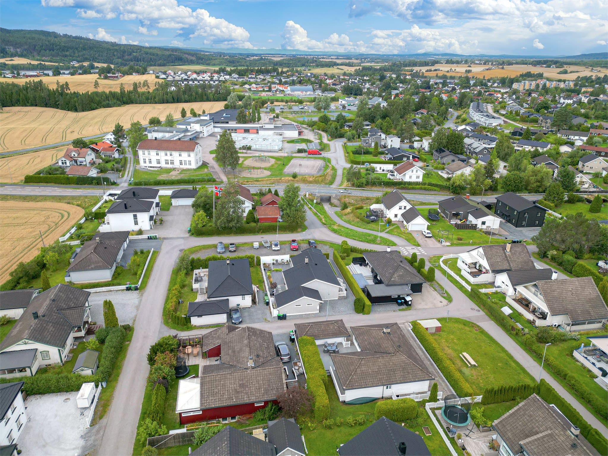 Her bor du i rolige omgivelser med lite trafikk, trygge gangveier og mange barnefamilier – perfekt for en aktiv og sosial hverdag.