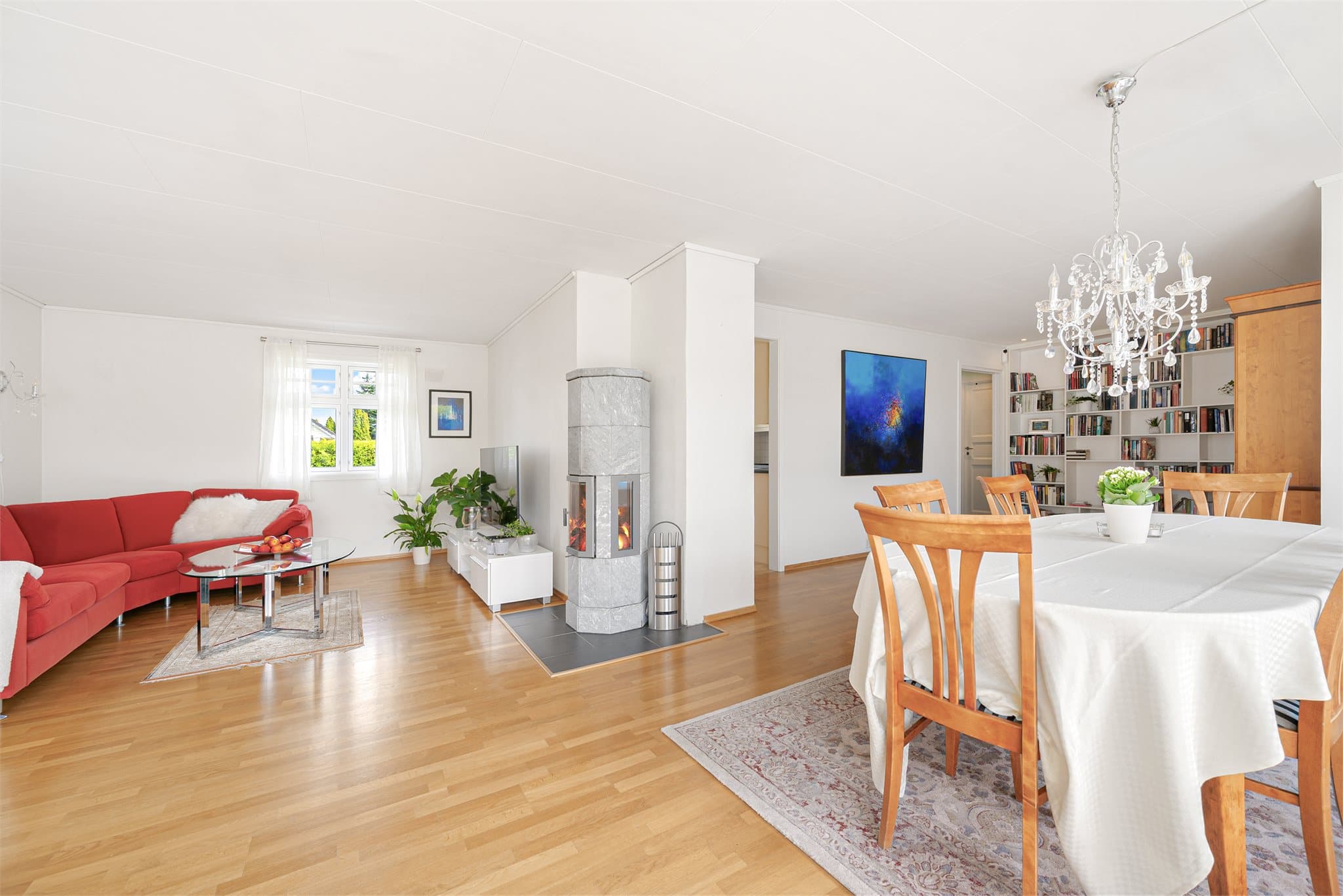 I tilknytning til kjøkkenet er det en hyggelig spisesone med god plass til familie og venner. Videre ligger en lys og luftig stue med flere gode møbleringsmuligheter og utgang til veranda.