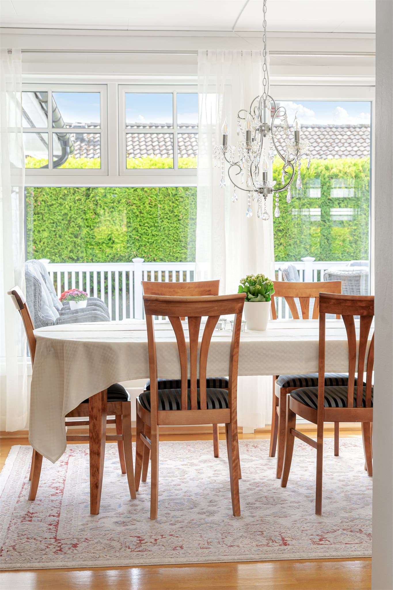 Her har man god plass til å samle venner og familie til hyggelige sammenkomster.