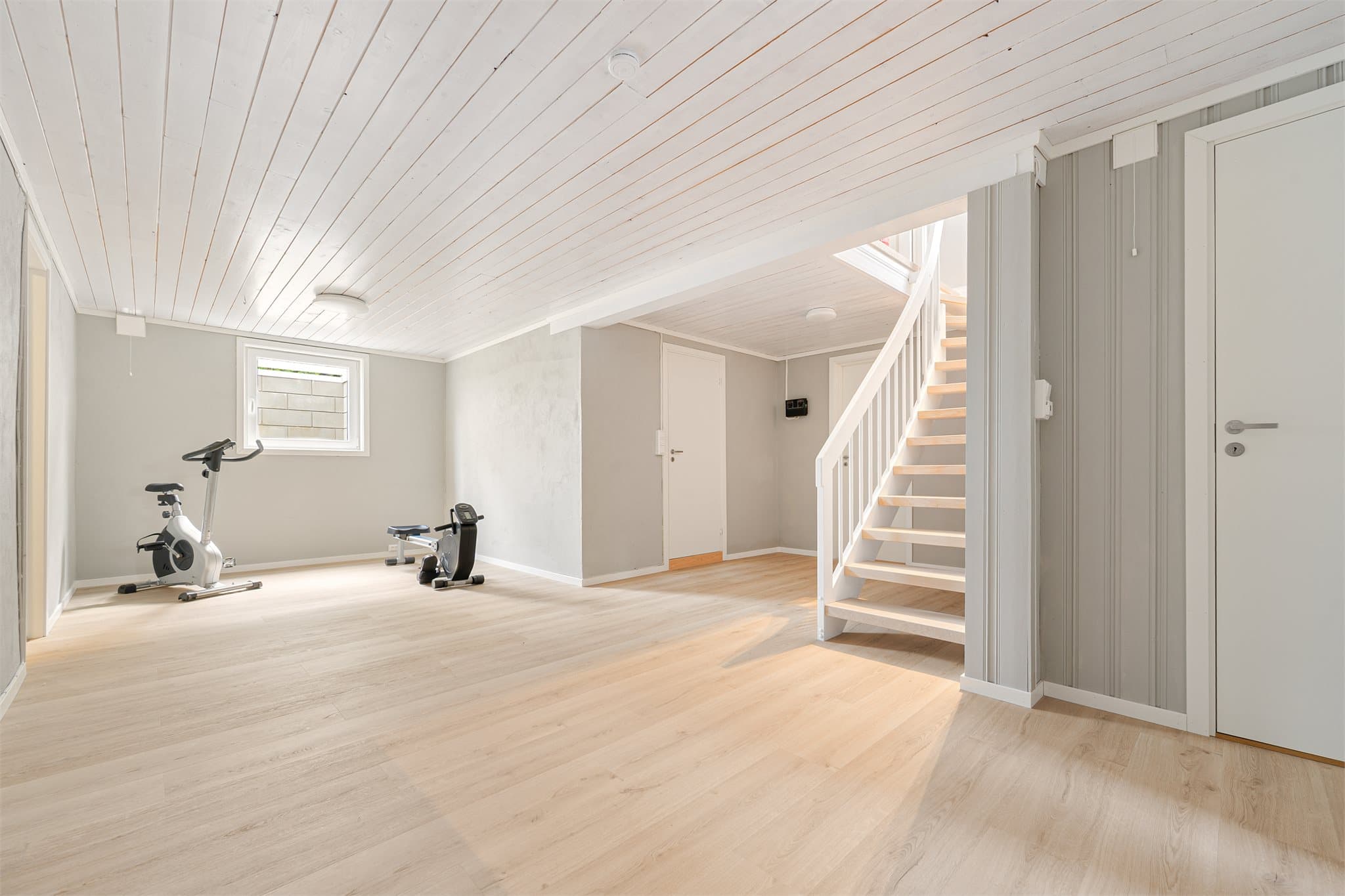 Kjelleren byr på rikelig med boltreplass med bl.a. romslig gang og kjellerstue. Videre er det vaskerom, bad, badstue og bodrom.