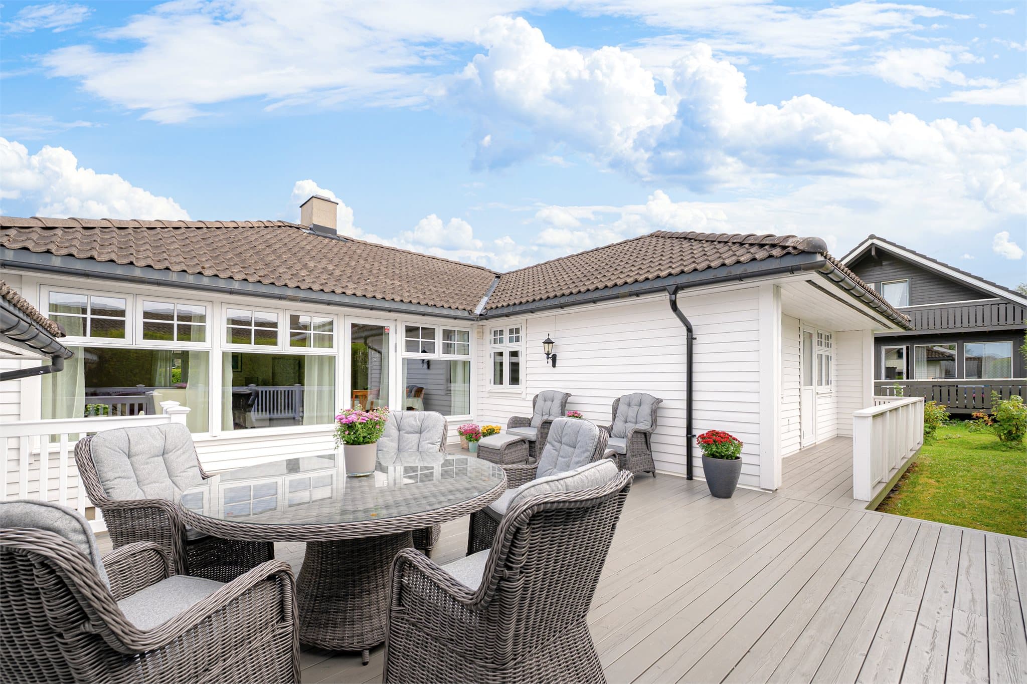 Uteområdet er som skapt for både ro og hyggelige sammenkomster. Fra stuen er det direkte utgang til en stor og solrik veranda. Det er også utgang fra hovedsoverommet.