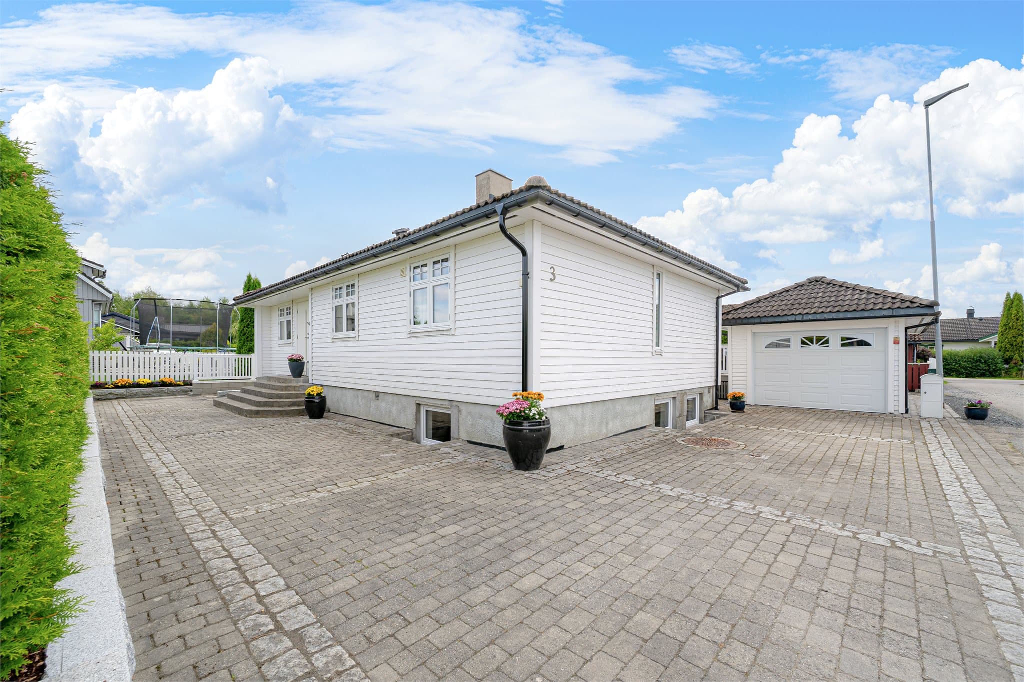 Her bor man i et koselig og familievennlig boligområde, Østby, på Sørumsand i Lillestrøm kommune.