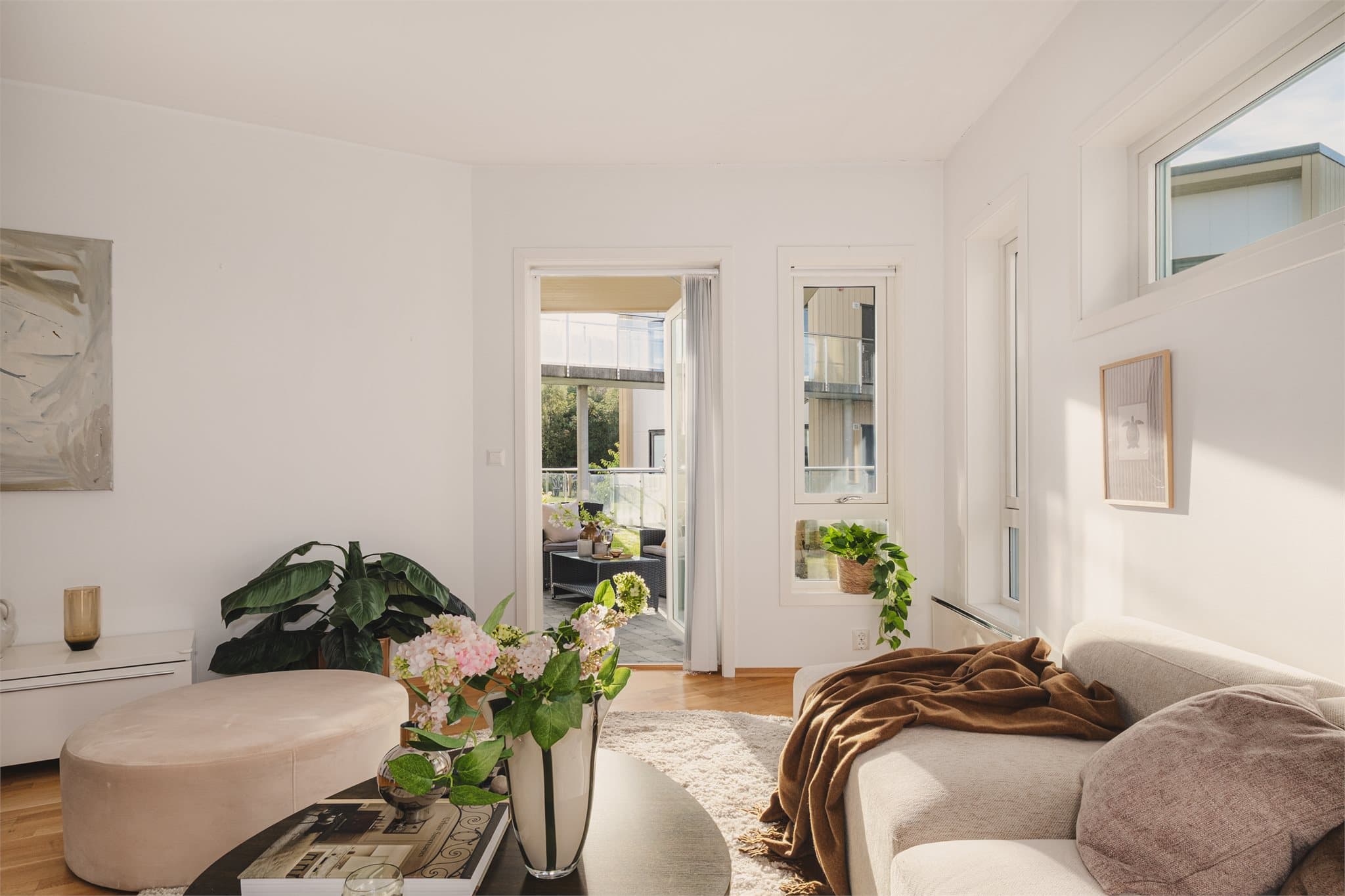 - Leiligheten har et totalt BRA-i på 74m² og inneholder entré/gang, bad, 2 soverom, stue/kjøkken og bod/teknisk rom -