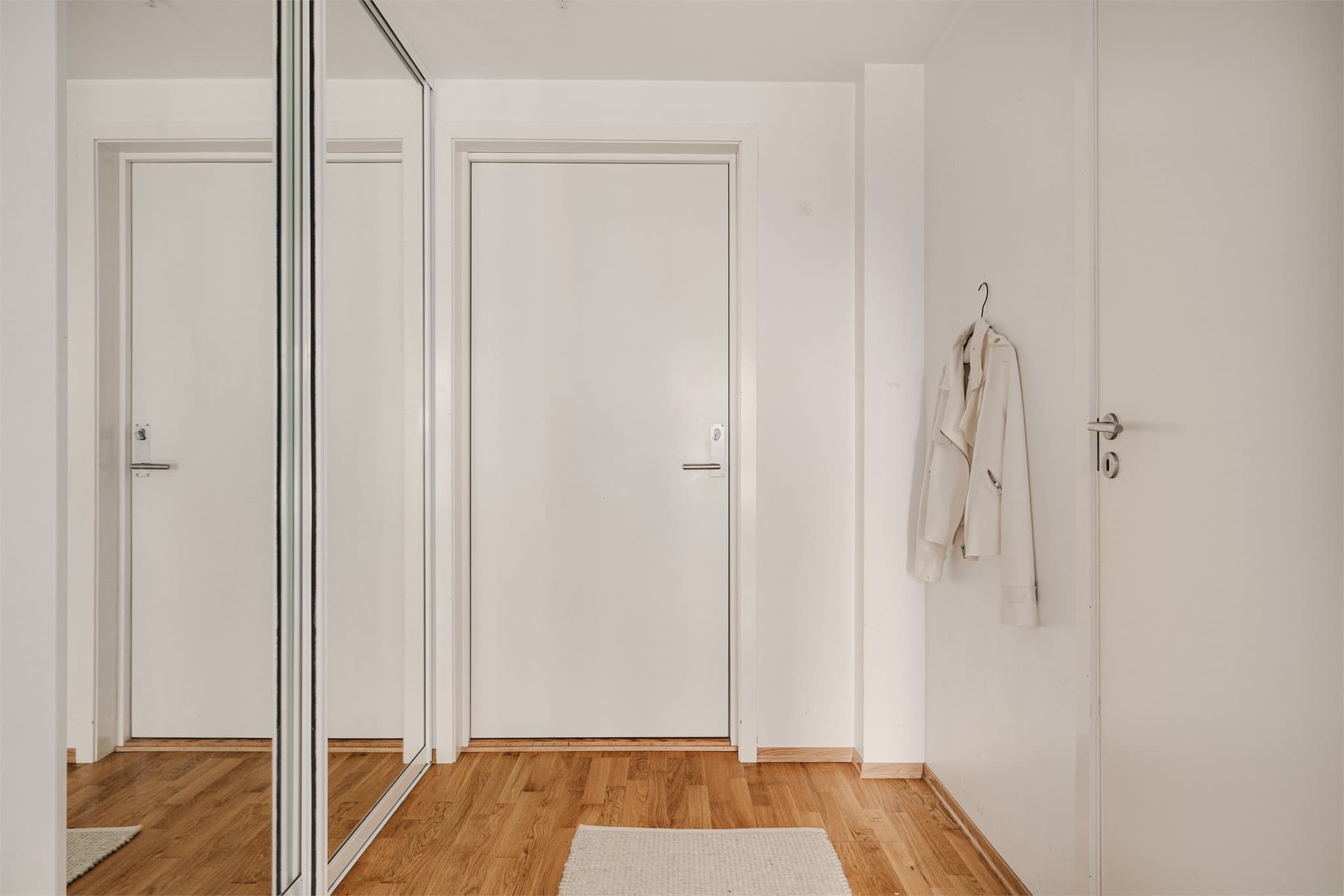 - Romslig skyvedørsgarderobe i entré/gang -