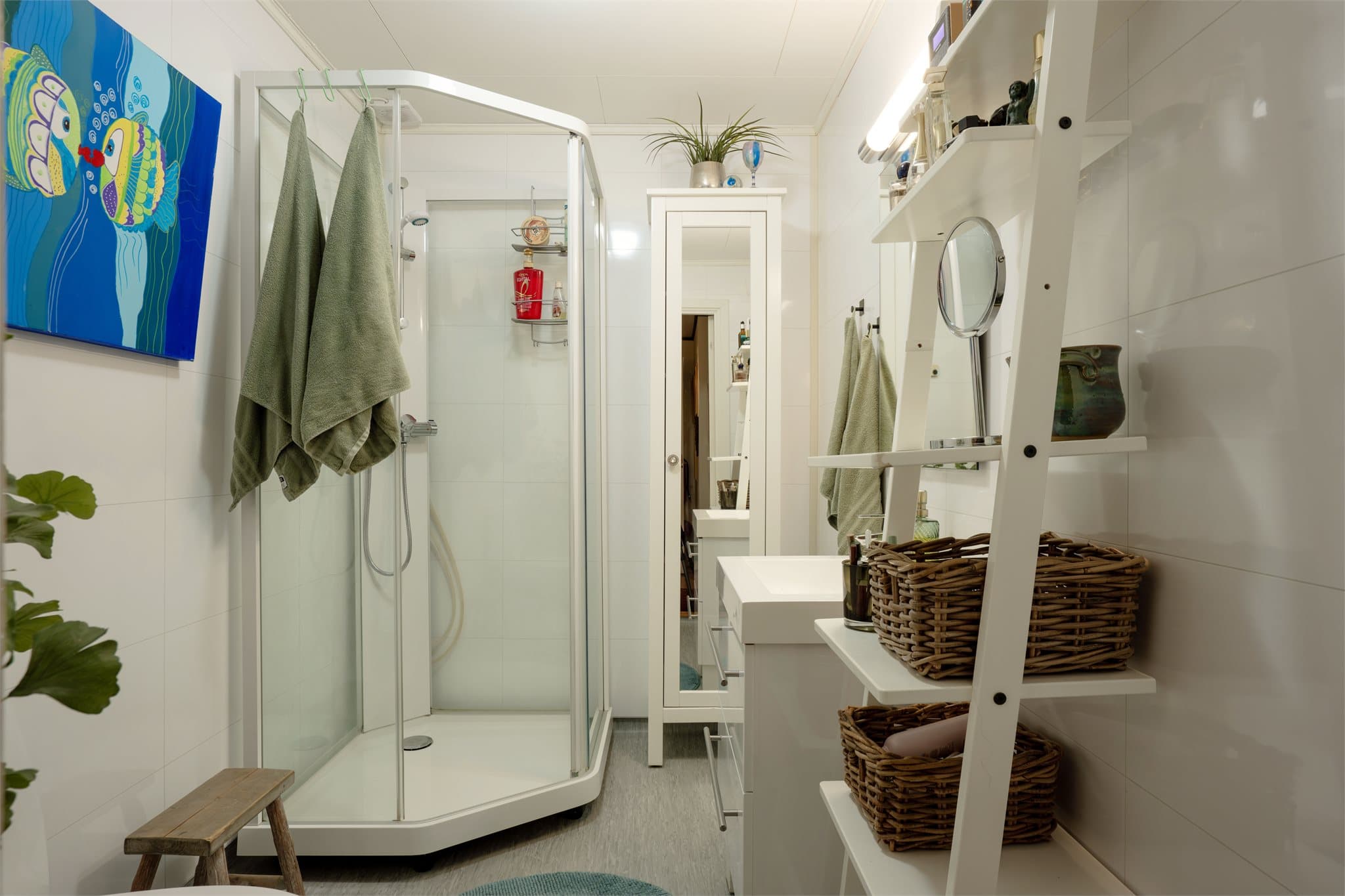 Badet i leilighetsdelen fikk oppussede overflater i 2015 med baderomsplater og dusjkabinett.