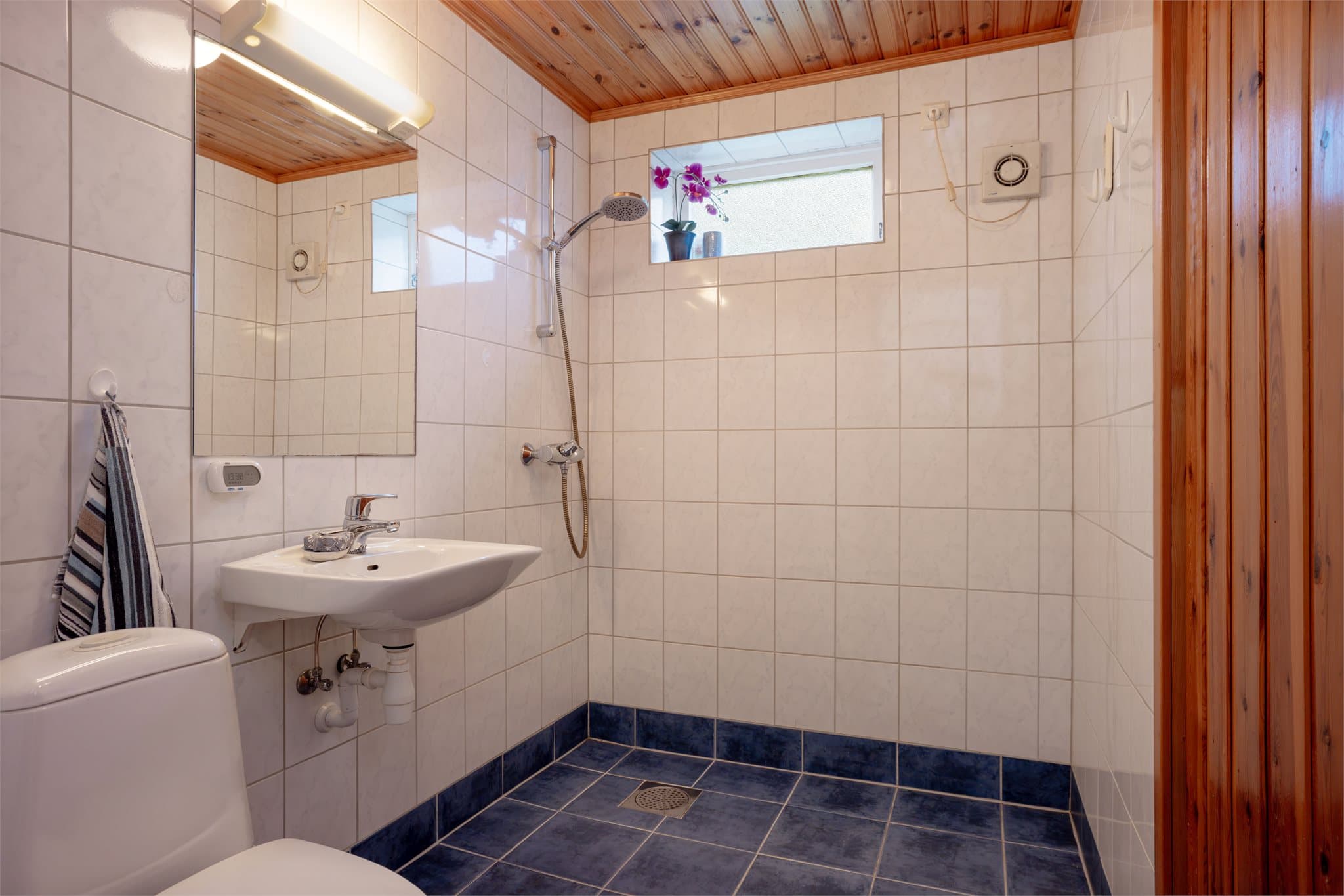 Badet i underetasjen er utstyrt med servant, toalett, dusjløsning og gulvvarme.