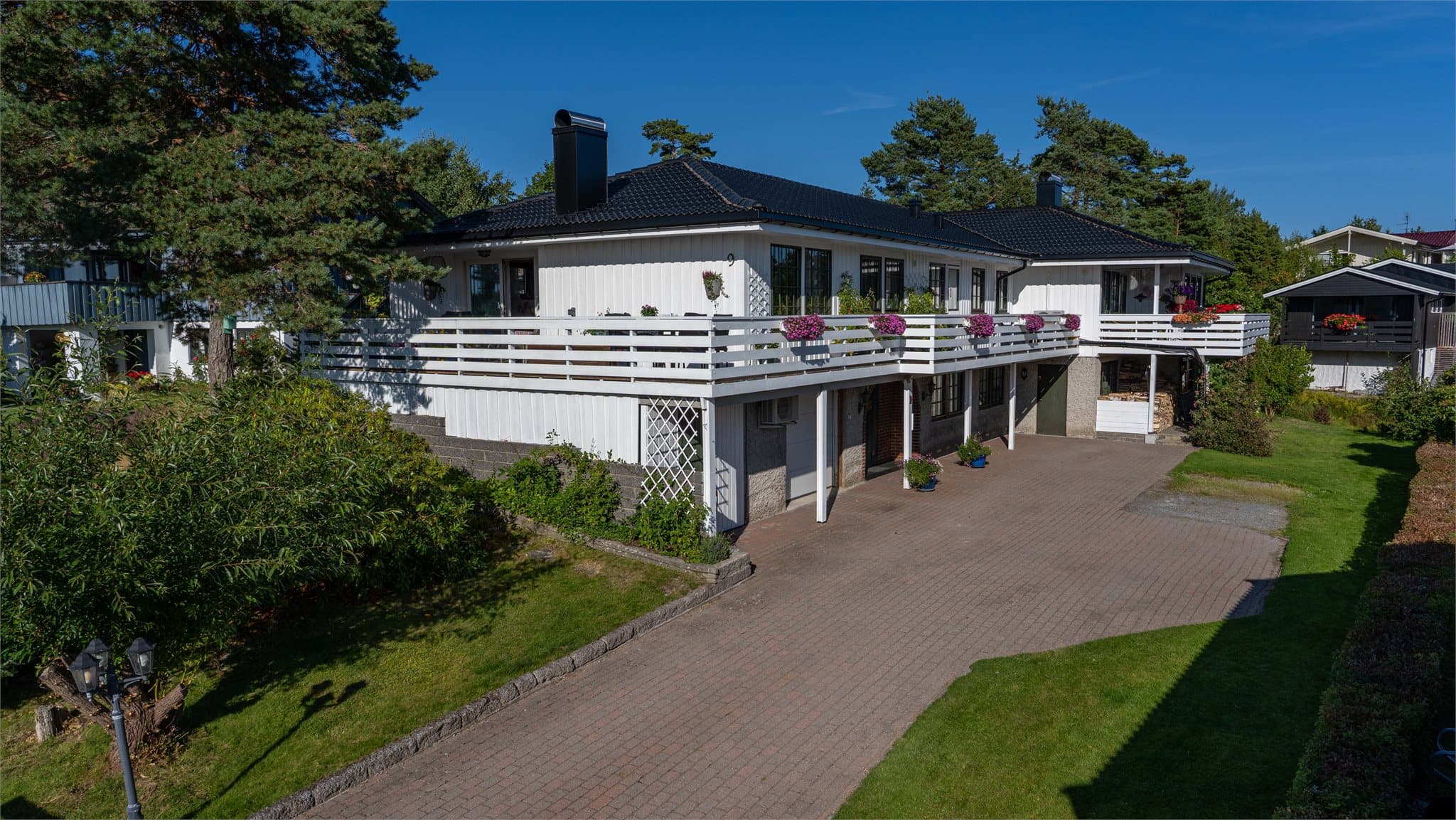 En stor og innholdsrik bolig over to plan med integrert garasje og separat leilighetsdel.