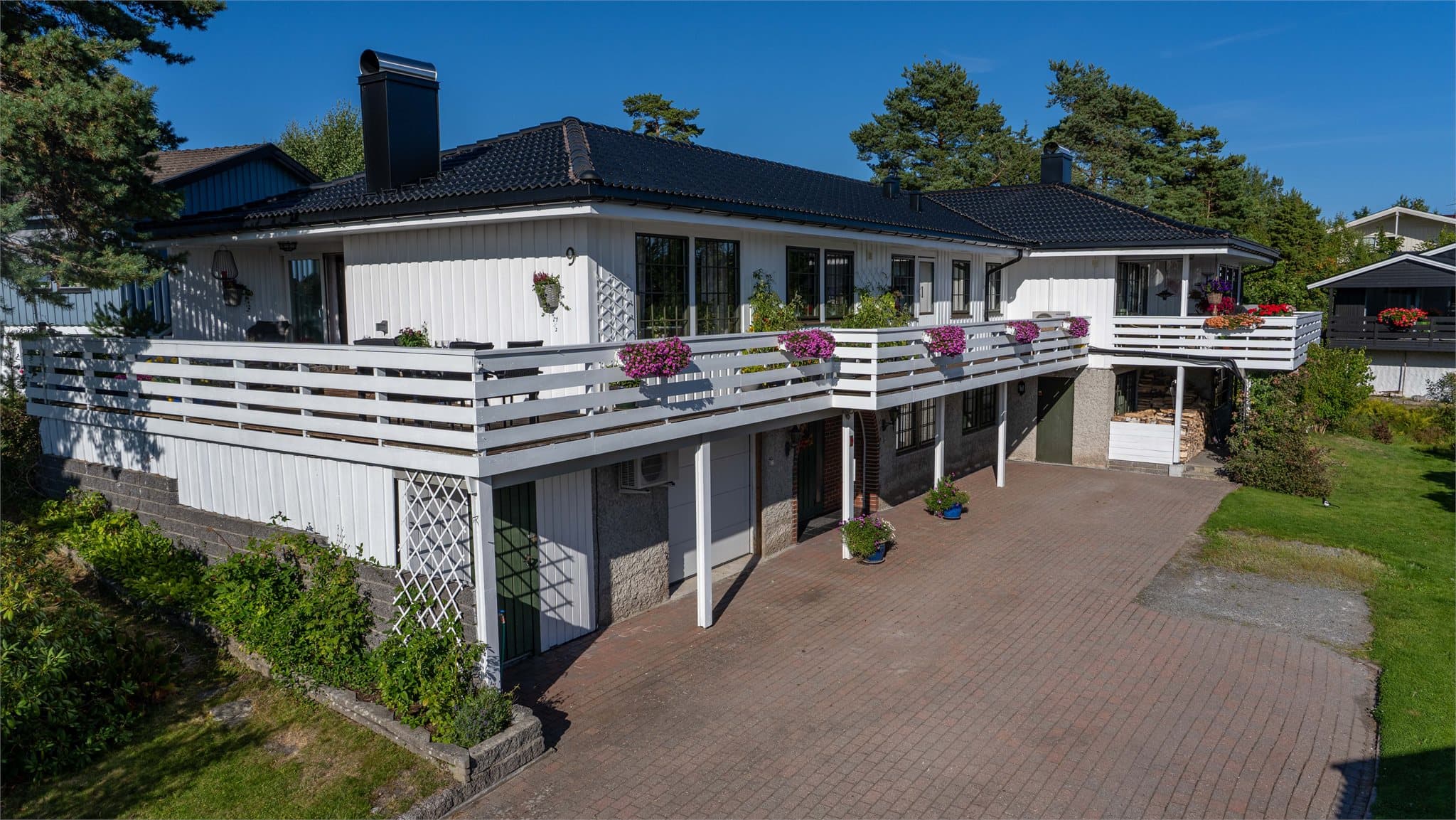 Nytt taktekke med betongtakstein, sutakplater og nye takrenner fra 2022.