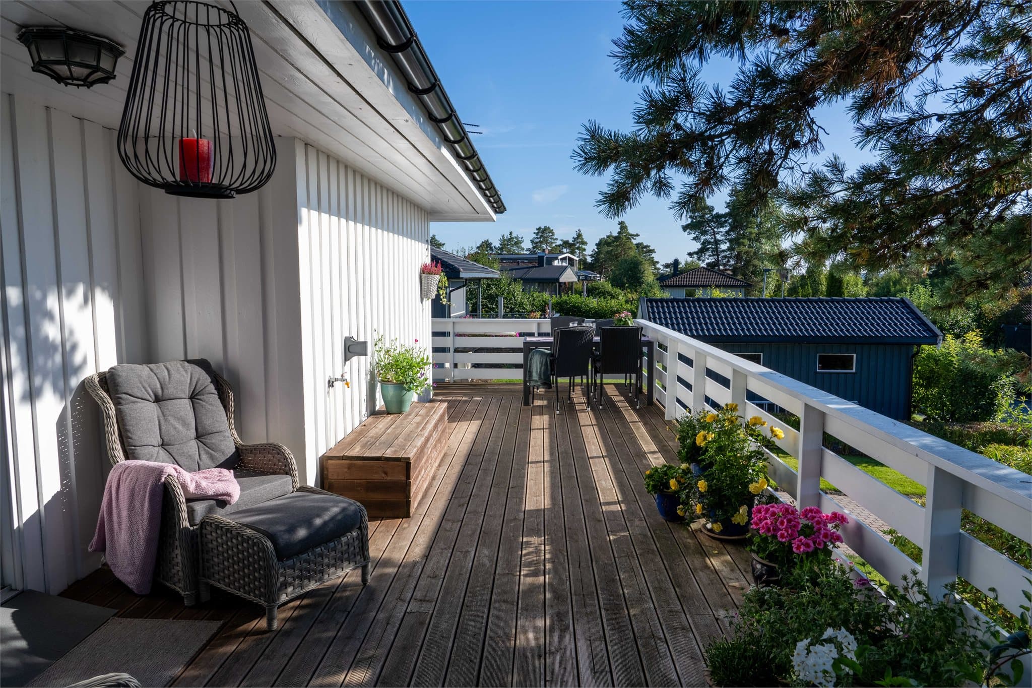 Terrasse mot vest fundamentert på betongfundament og mur.