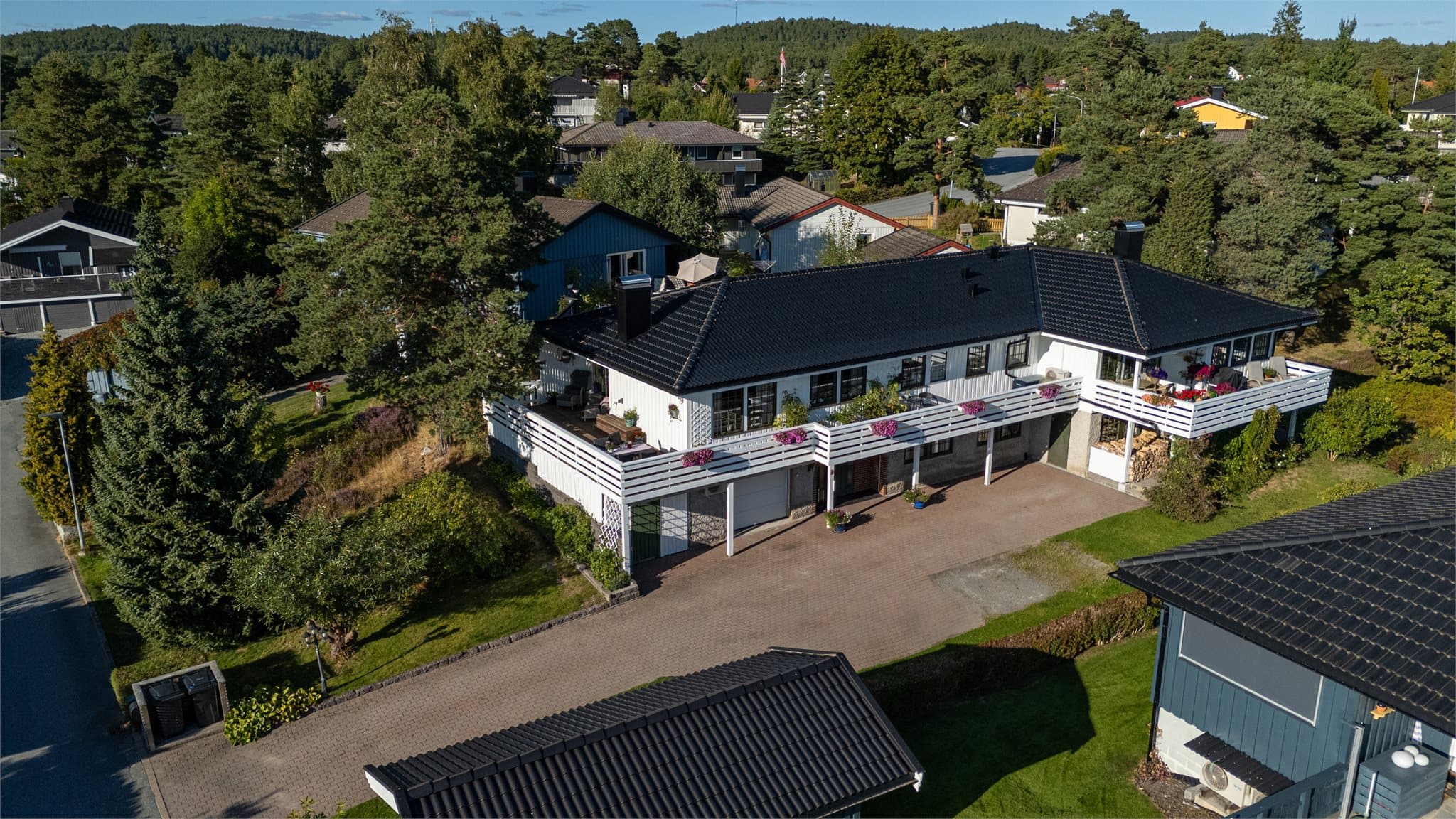Eiendommen ligger i et rolig og etablert boligområde på Stenrød med nærhet til skog og mark.