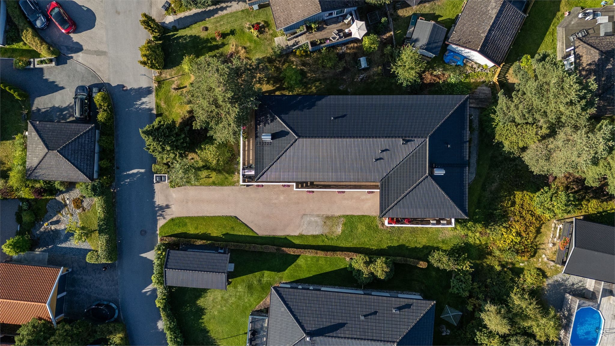 Eiendommen har et samlet tomteareal på ca. 907 m² med grøntarealer og romslig innkjørsel.