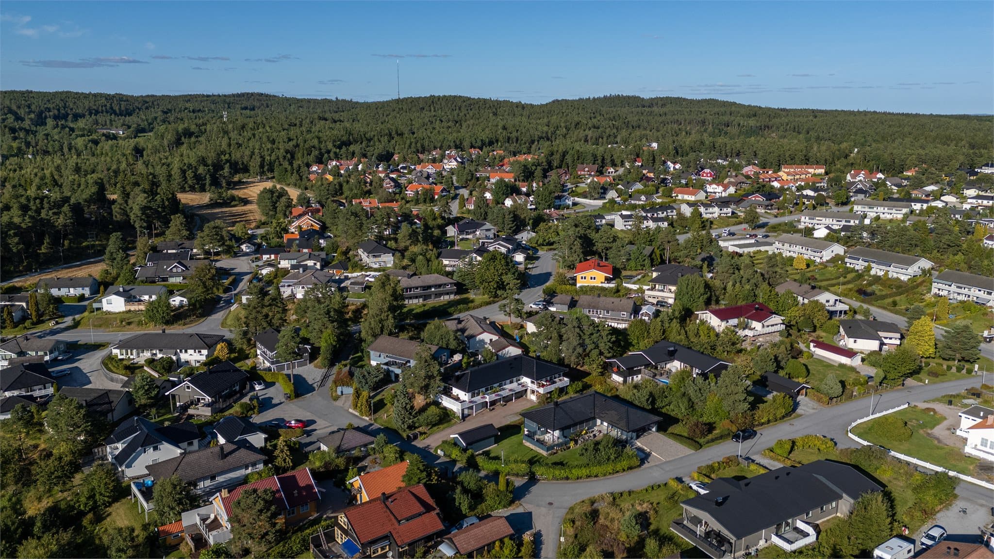 Kort vei til Hjortsberg skole, barnehager og flotte lysløyper i nærområdet.