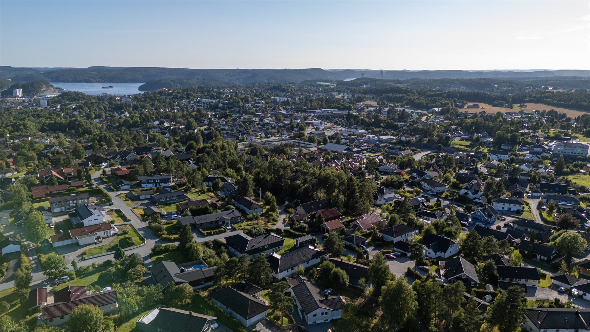 Fra Stenrød er det enkel adkomst til Halden sentrum med butikker og togforbindelse.