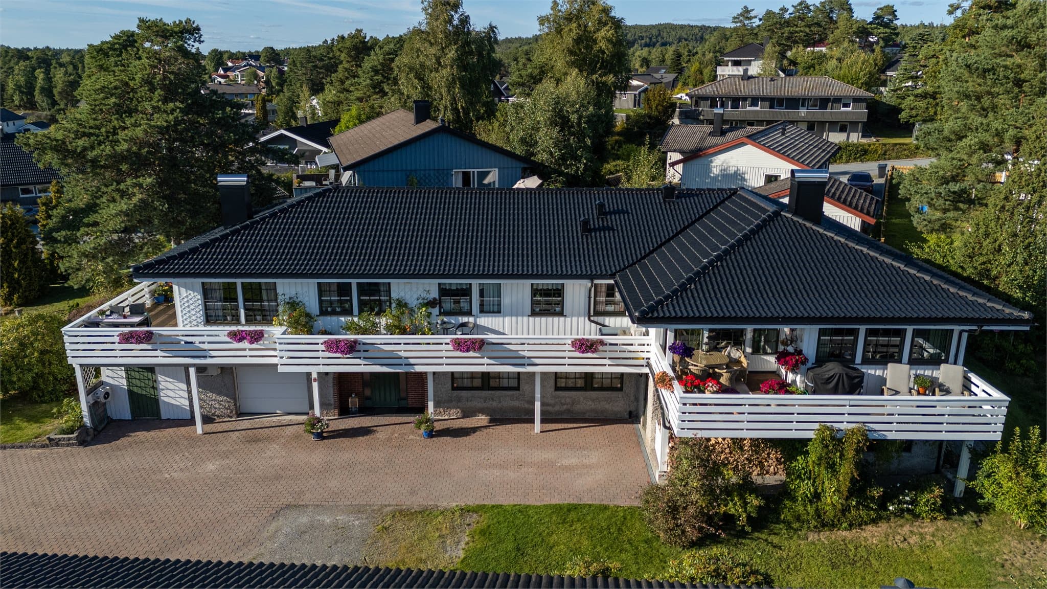Tomannsboligen er oppført i 1981 over to etasjeplan.