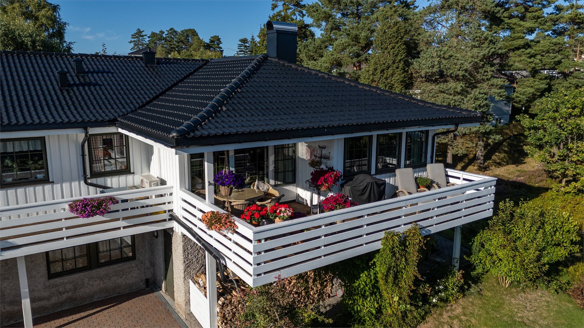 Terrassearealet tilknyttet første etasje er oppmålt til 74 m².