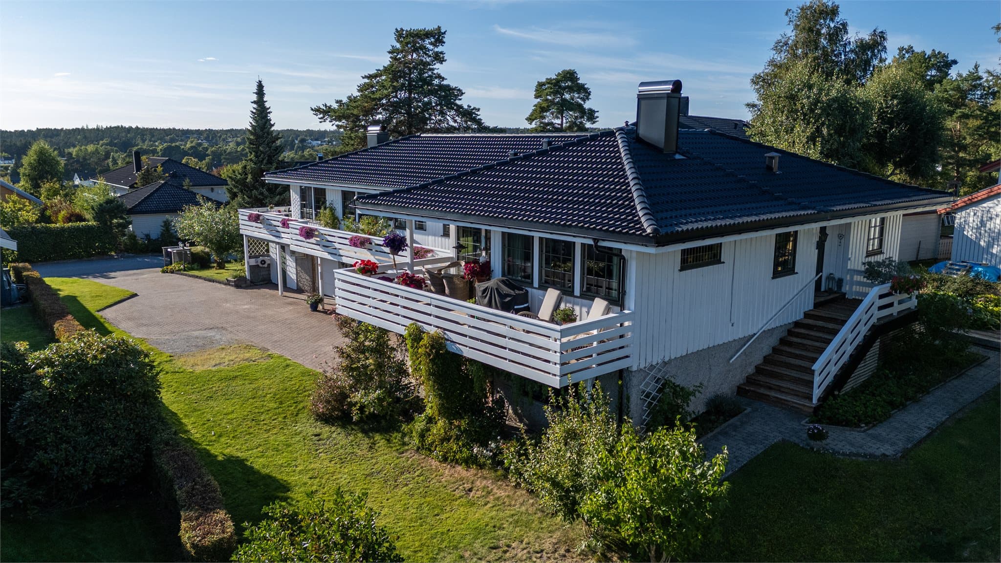 Boligen har en attraktiv og tilbaketrukket beliggenhet i Skiferveien.