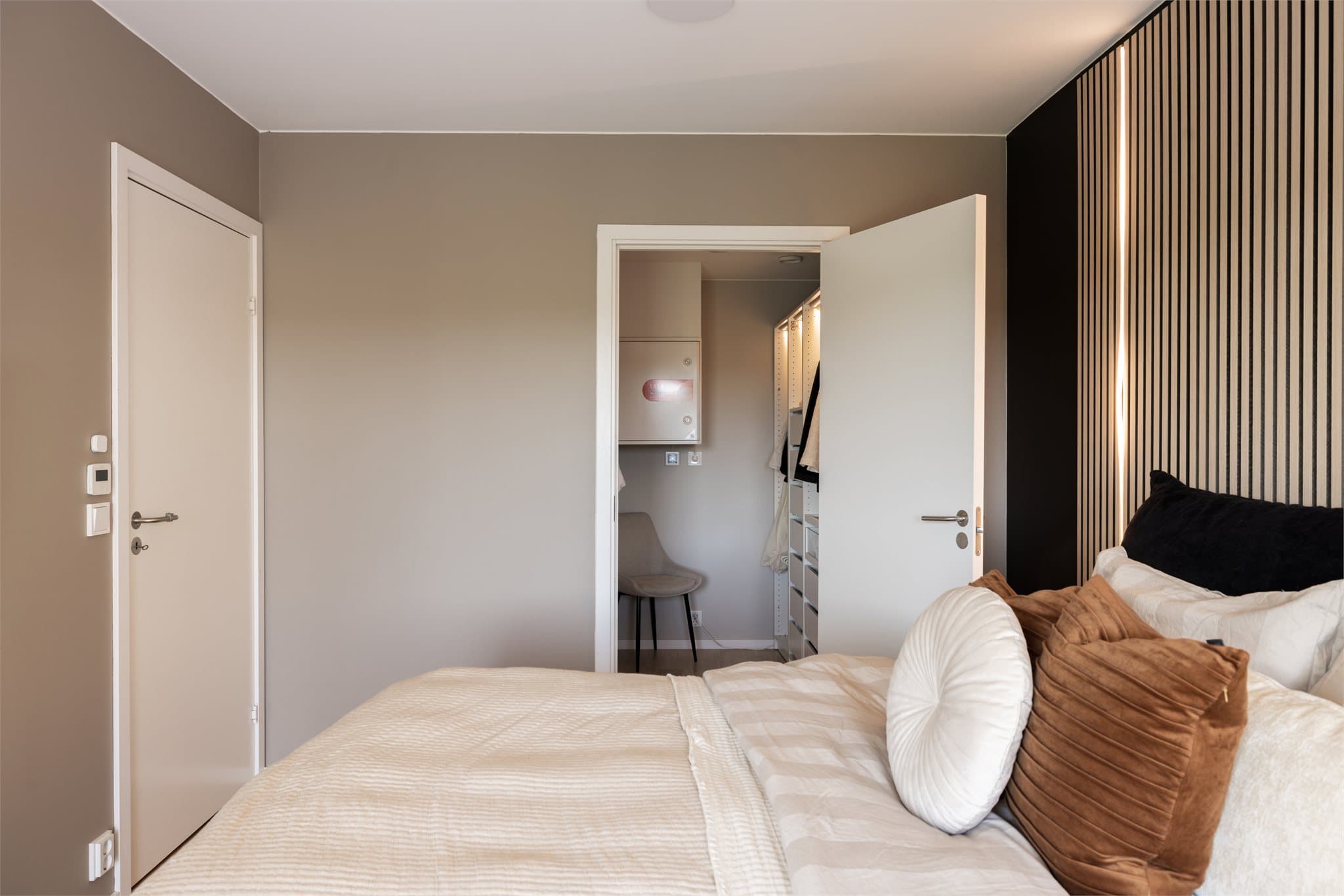 Rom som benyttes som walk-in-closet i tilknytning til soverommet.