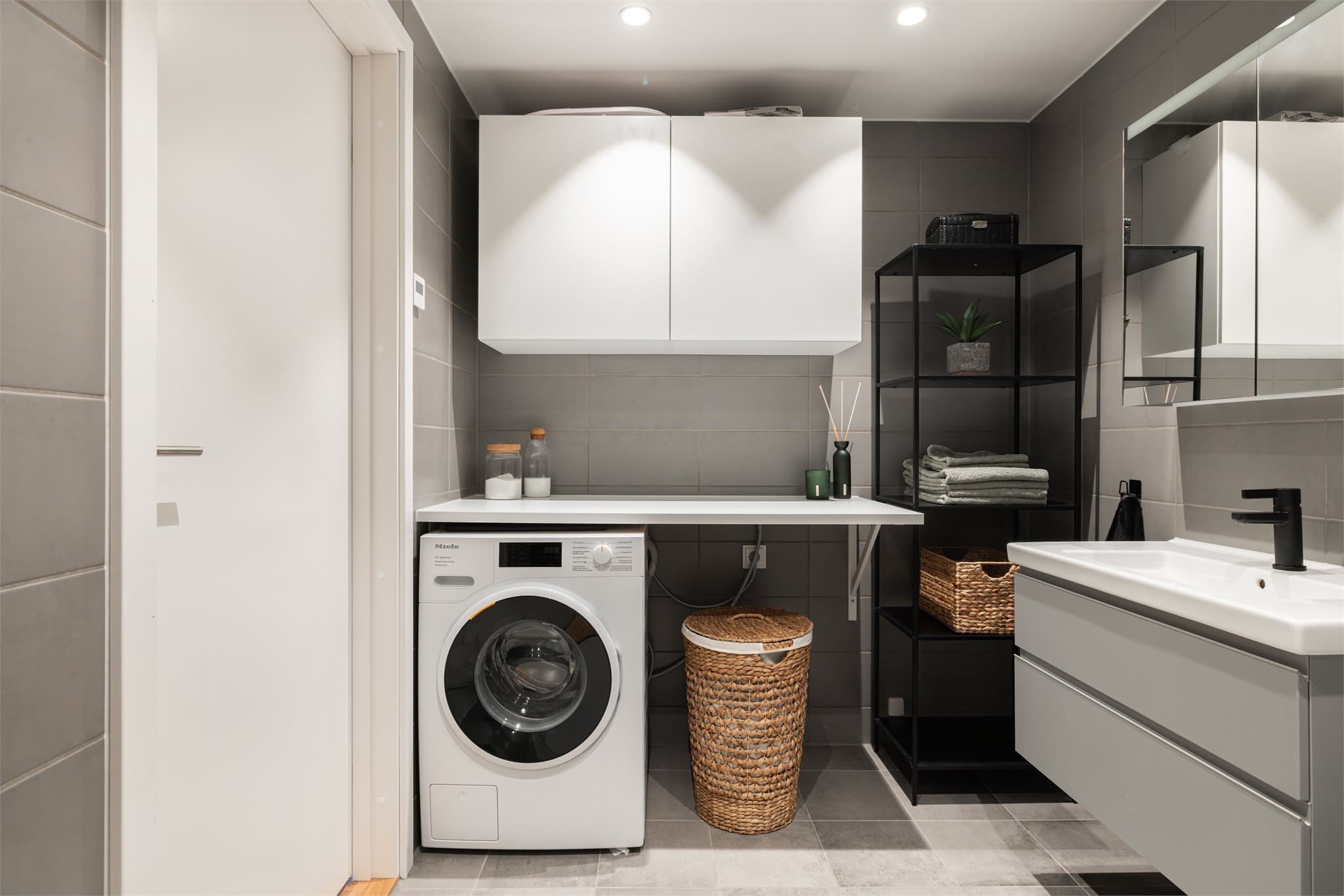 Praktisk løsning med vaskerom kombinert med badet.