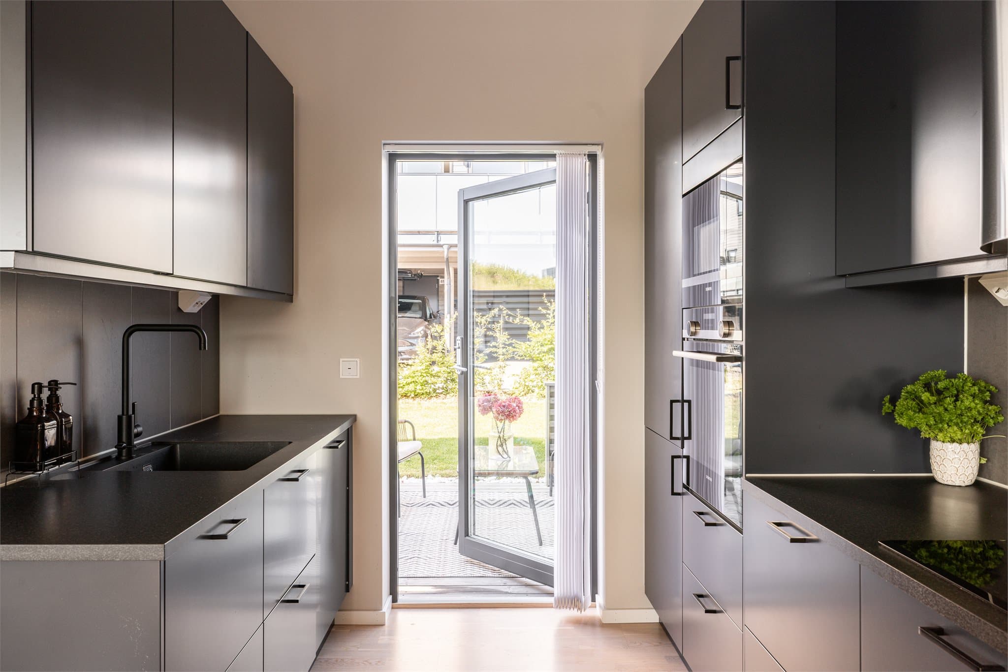 Videre ut til markterrassen i 1. etasje.