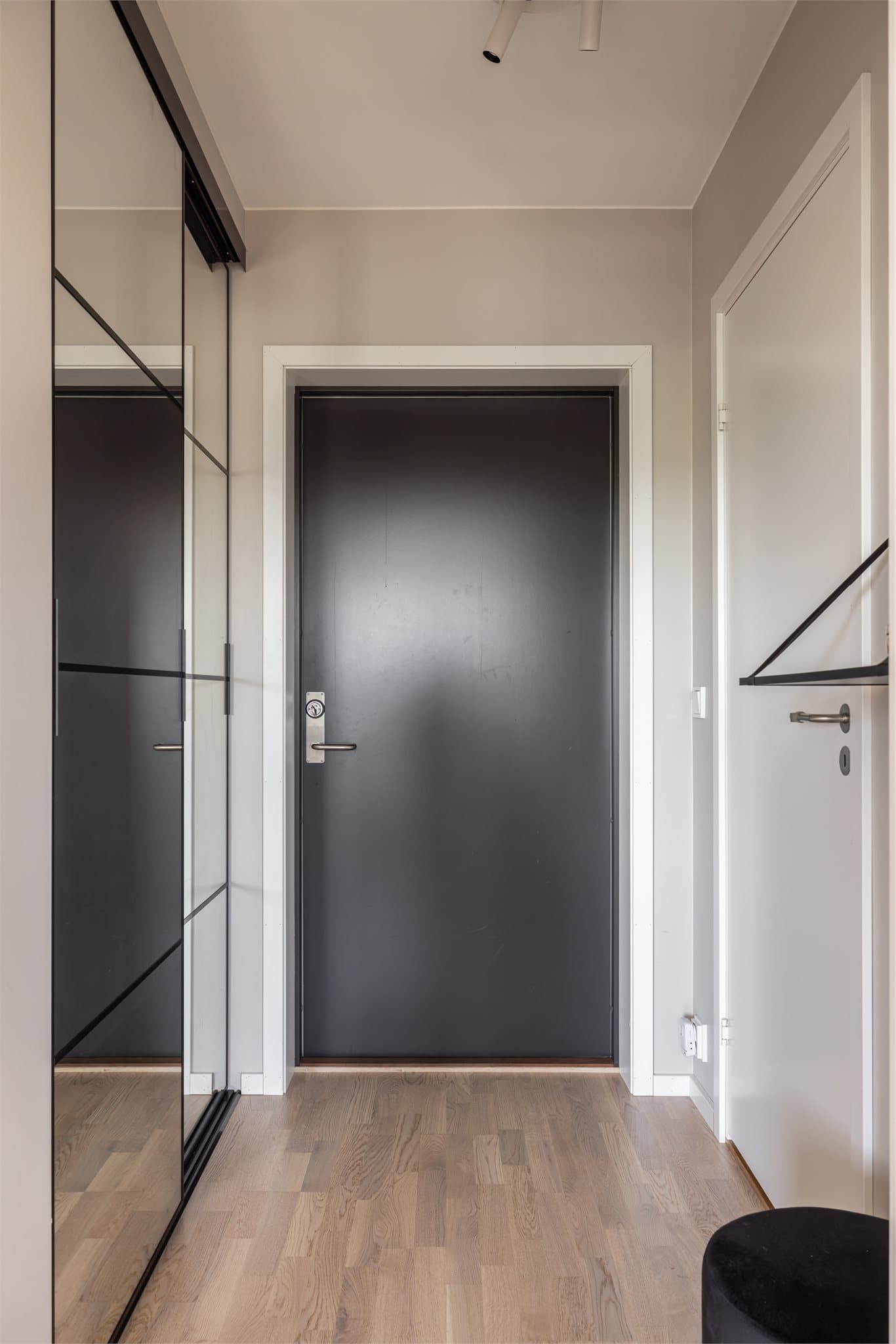 Entrè med god plass til oppbevaring i skyvedørsskap.