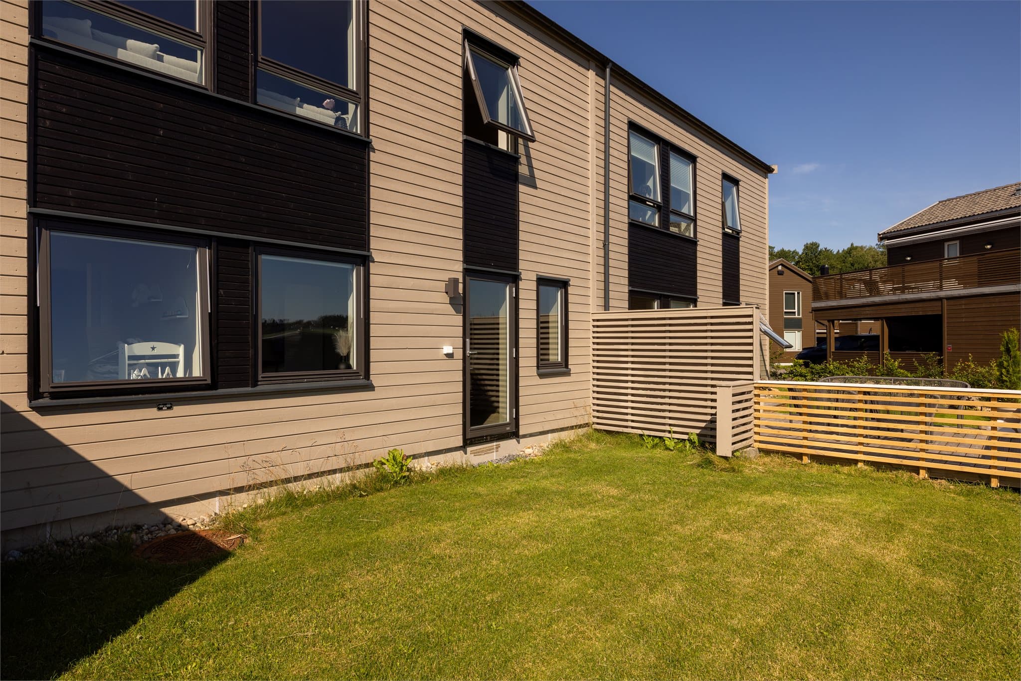 Solrik hage med flott utsikt.