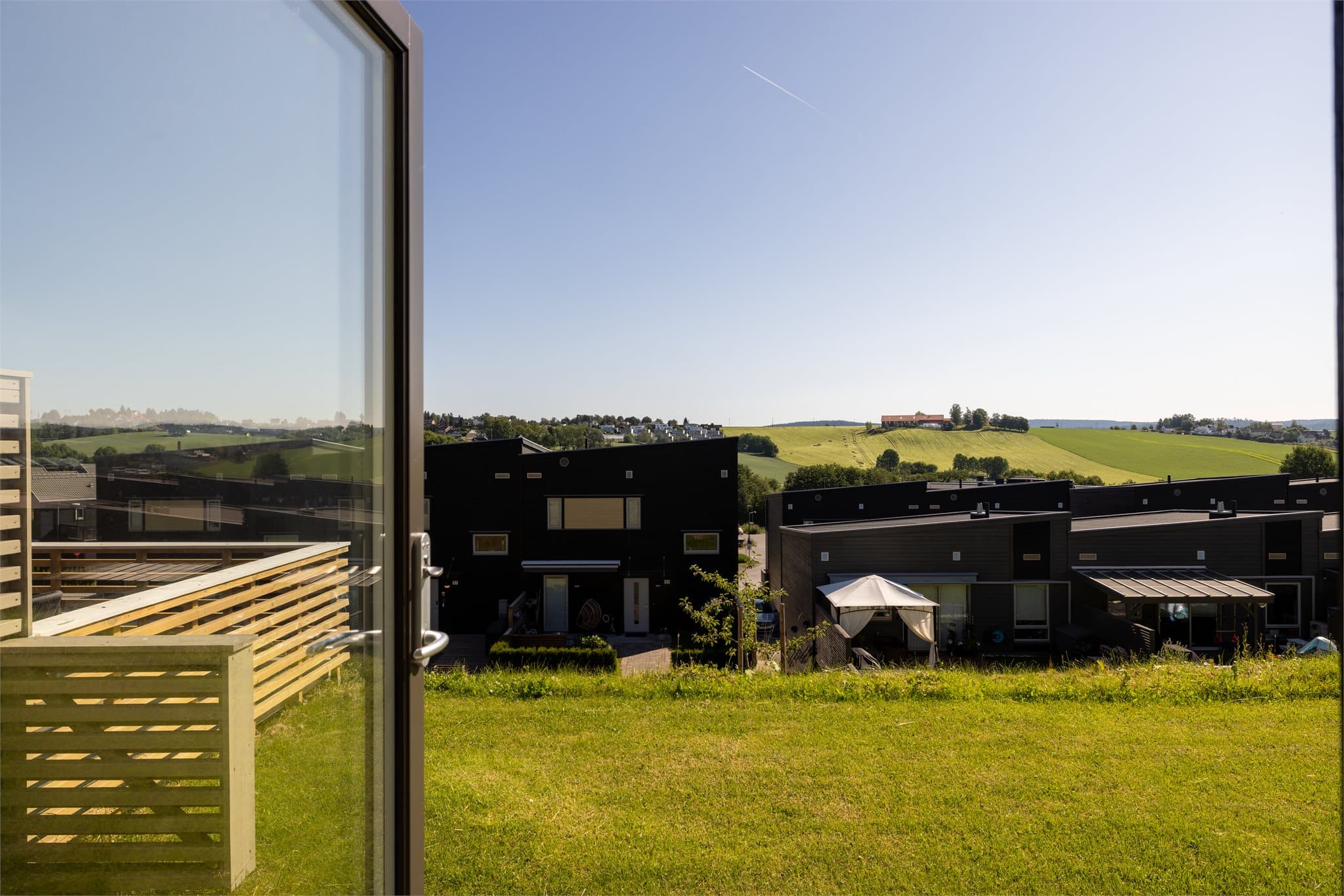 Ut til hagen fra hovedsoverommet.