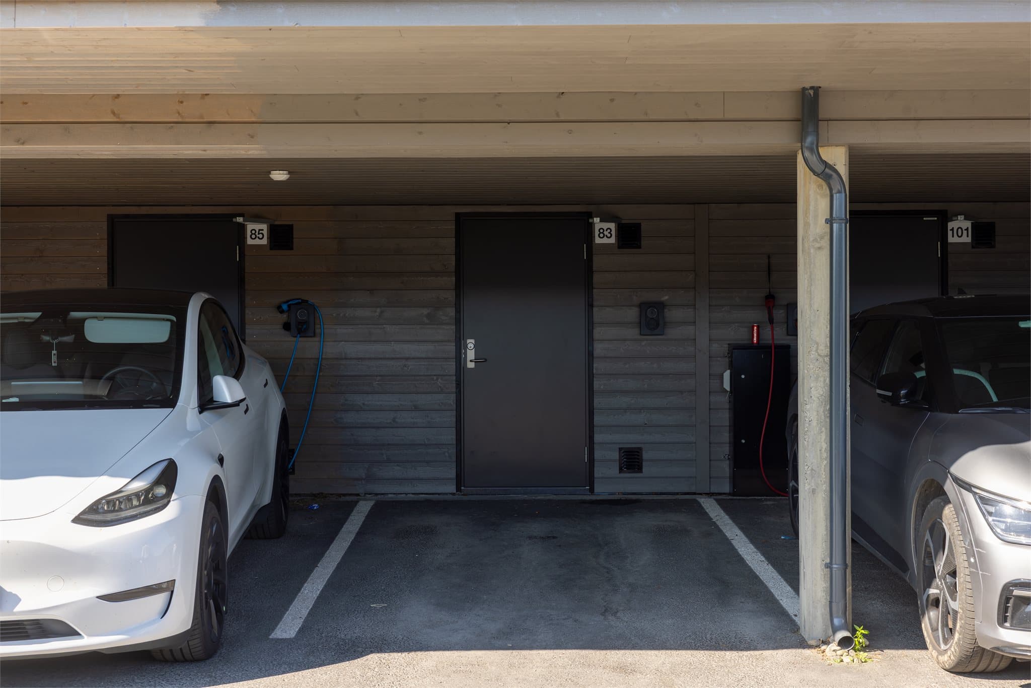 Egen carport med el-lading og sportsbod (Plass 83) lige utenfor huset.