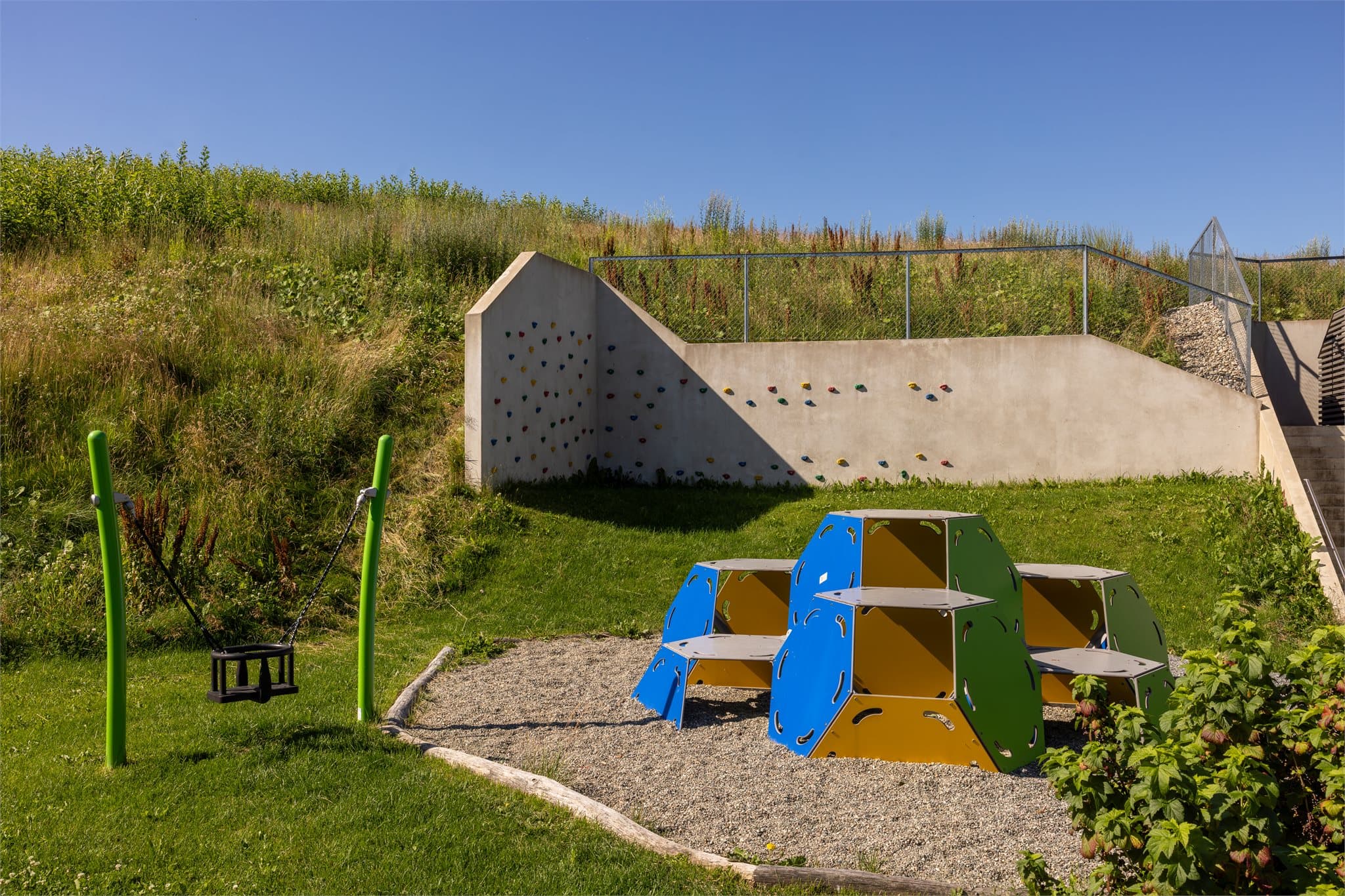 Her bor du med gangavstand til skoler, barnehager og kollektivtransport, og med et rikt utvalg av aktiviteter og servicetilbud rett i nærheten.