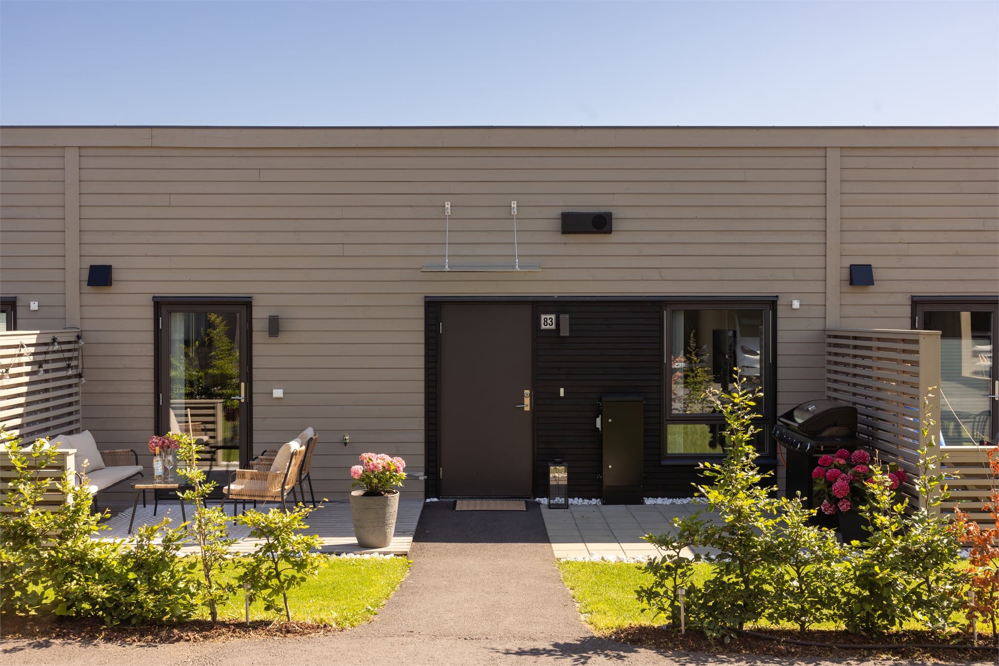 Ved inngangspartiet er det en koselig markterrasse med god plass til sittegruppe og grill.