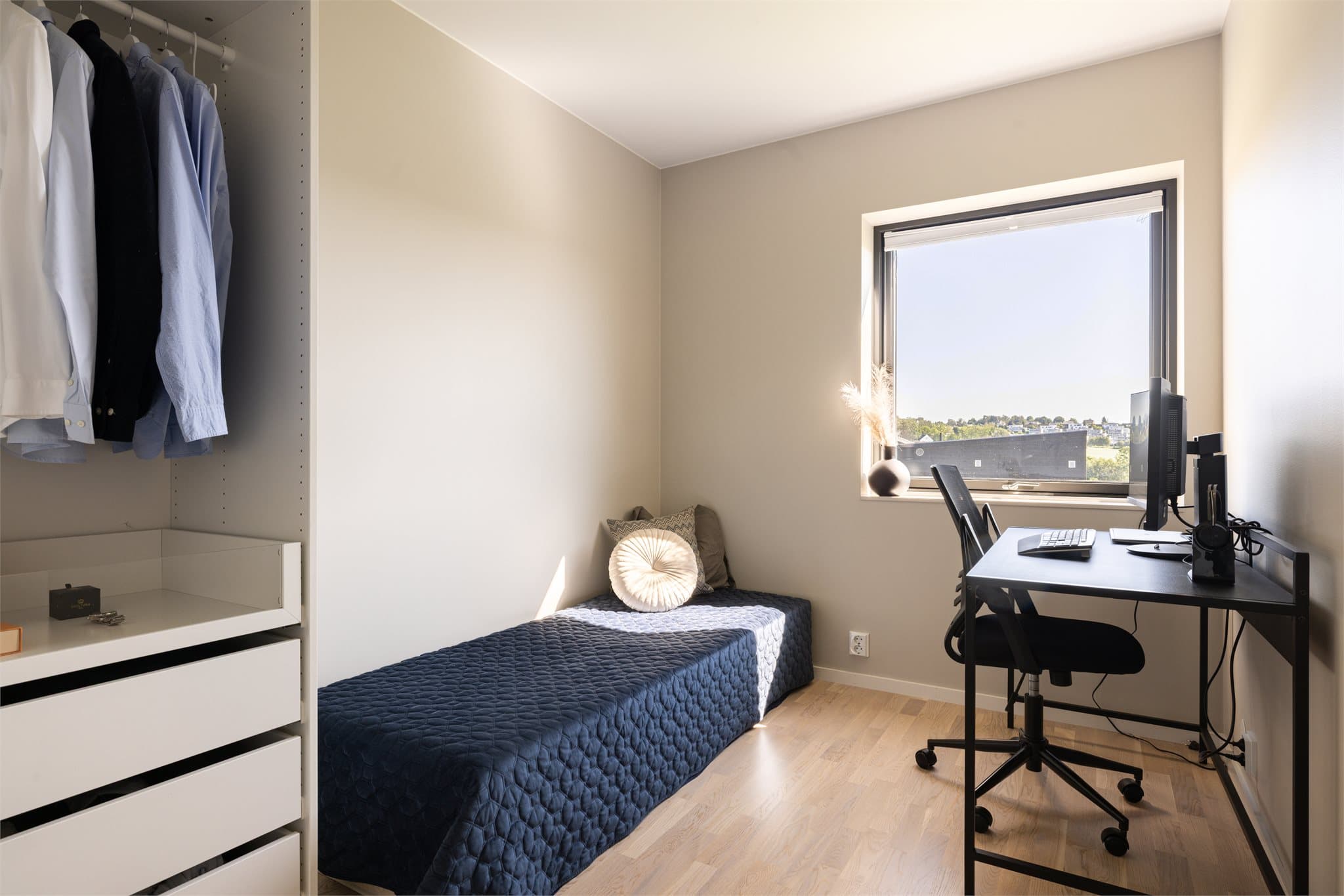 Soverom med god plass til seng, kontorløsning og garderobe.