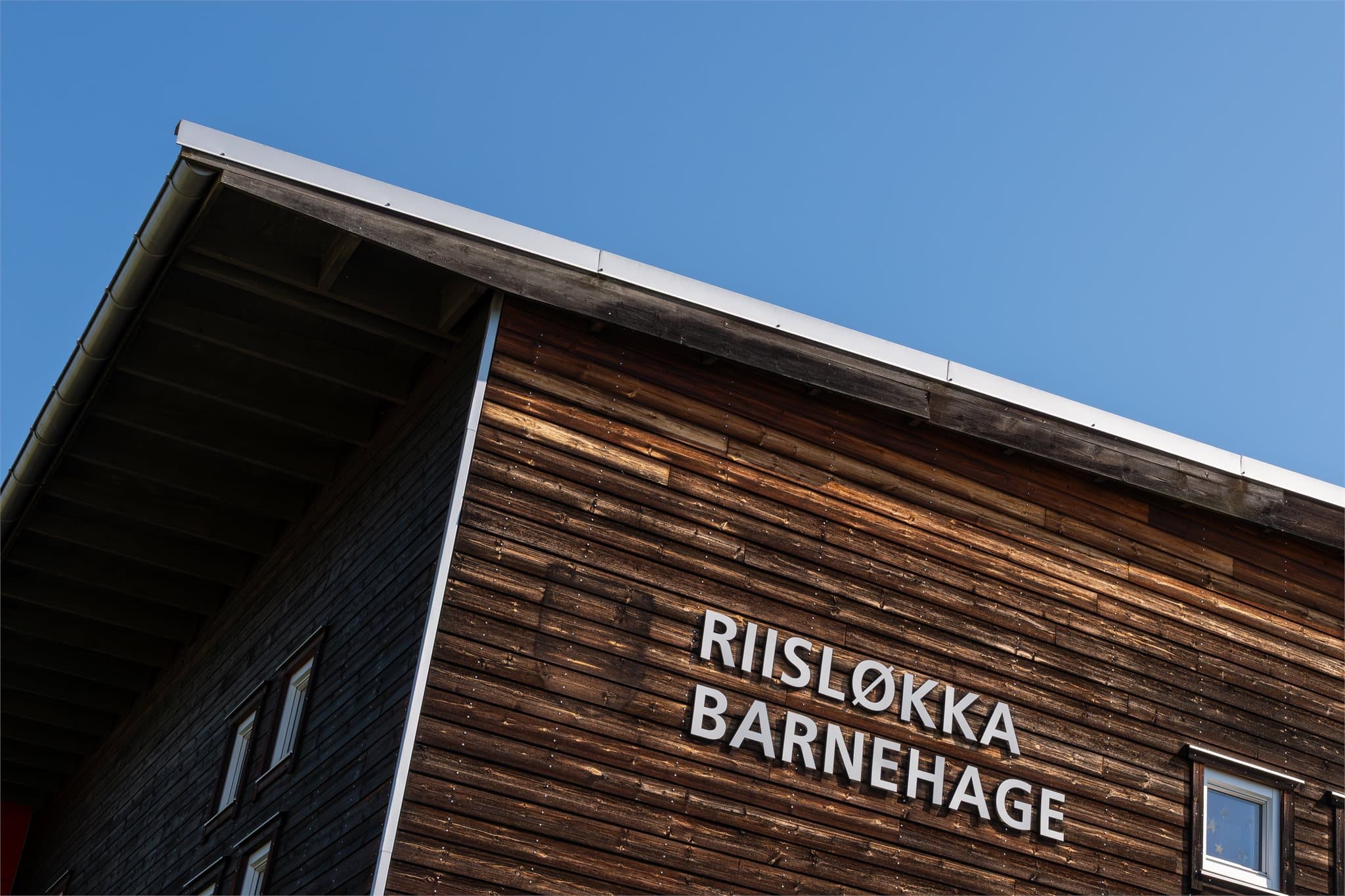 For barnefamilier og studenter er det kort vei til både Kjeller barne- og ungdomsskole, Riisløkka barnehage og OsloMet – storbyuniversitetets campus på Kjeller.