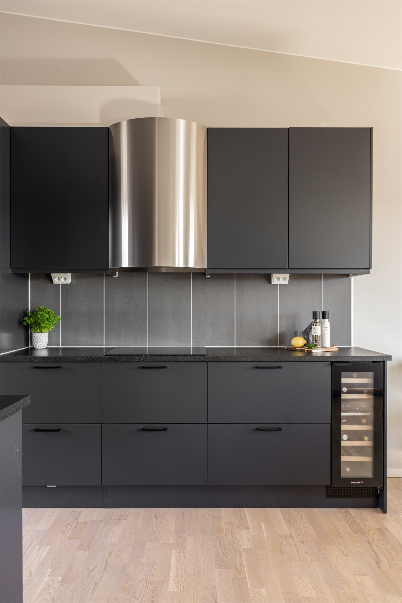 Integrerte hvitevarer som kjøl- og fryseskap, stekeovn og platetopp, oppvaskmaskin og vinskap.