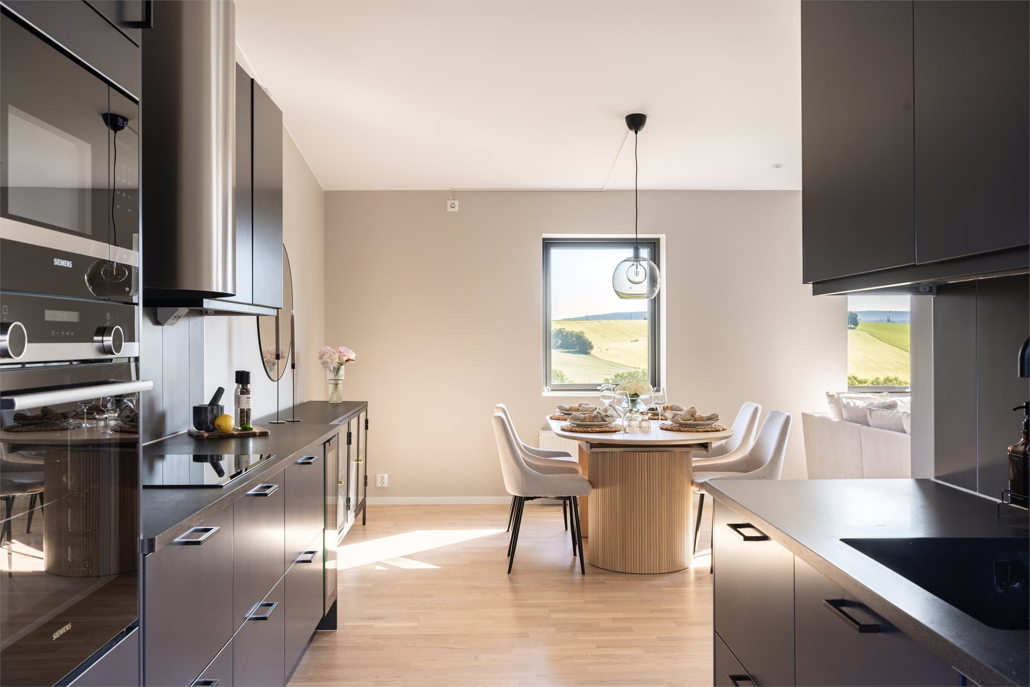 Spiseplassen gir en naturlig soneinndeling mellom kjøkkenet og stuen.