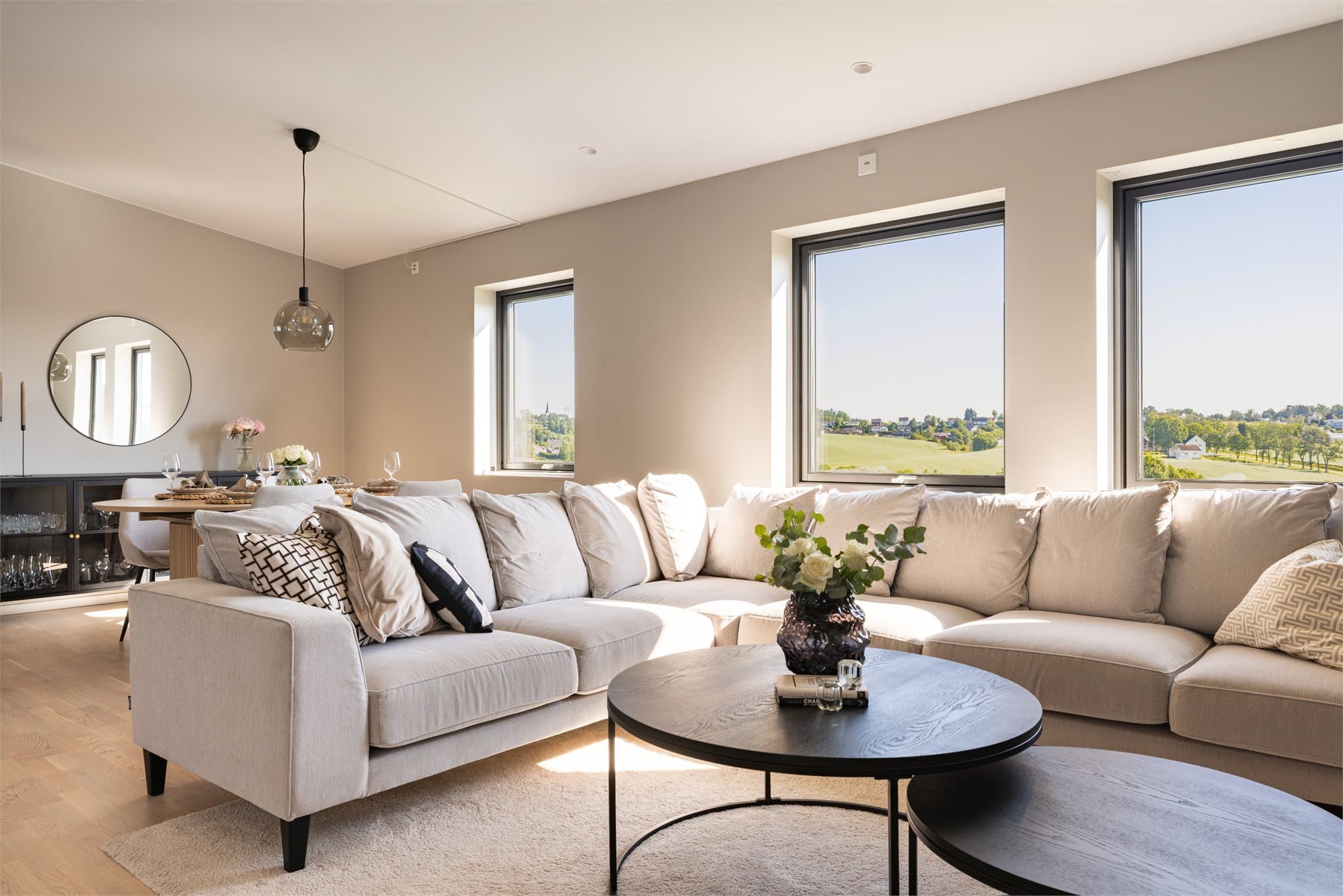 Meget flott utsikt fra stuen. Her har man følelsen av å bo både landlig og sentralt.