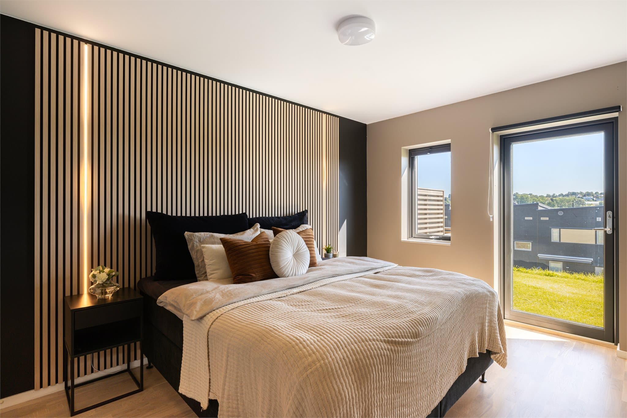 Delikat hovedsoverom med utgang til hagen.