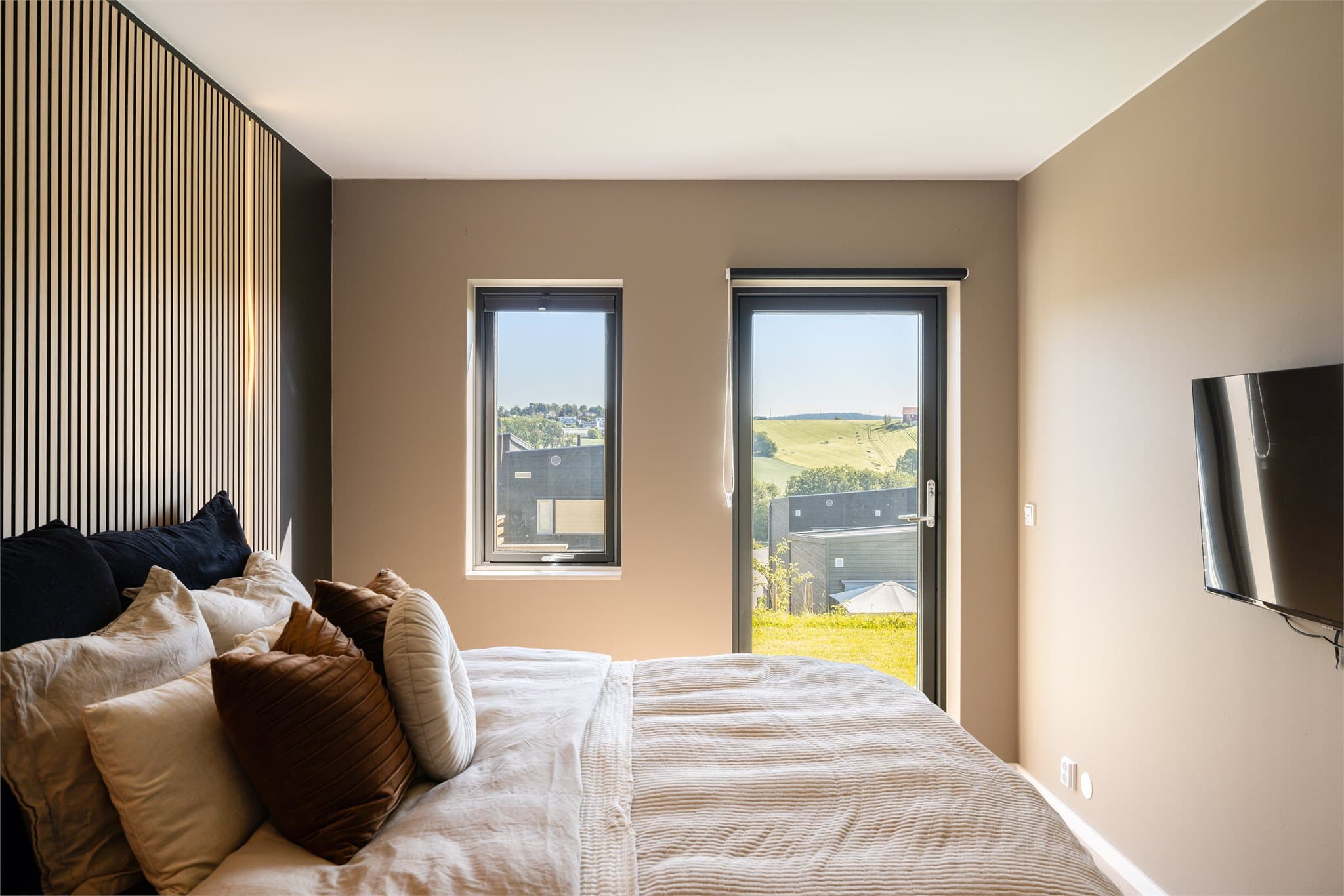 Herlig utsikt fra soverommet. Montert solskjerming i vinduene.