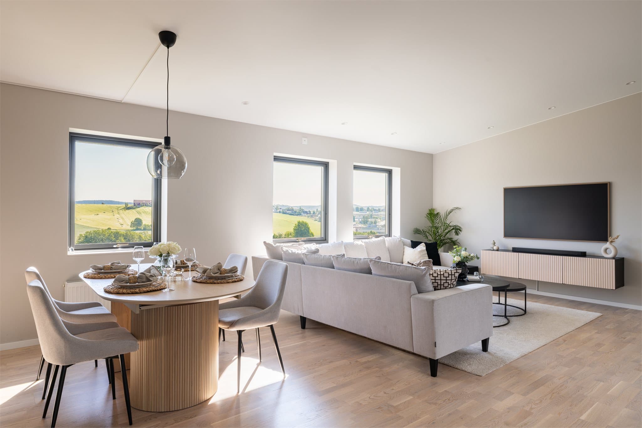 Nyere rekkehus over to plan fra 2023 med god standard, en praktisk planløsning og en rekke fine kvaliteter.