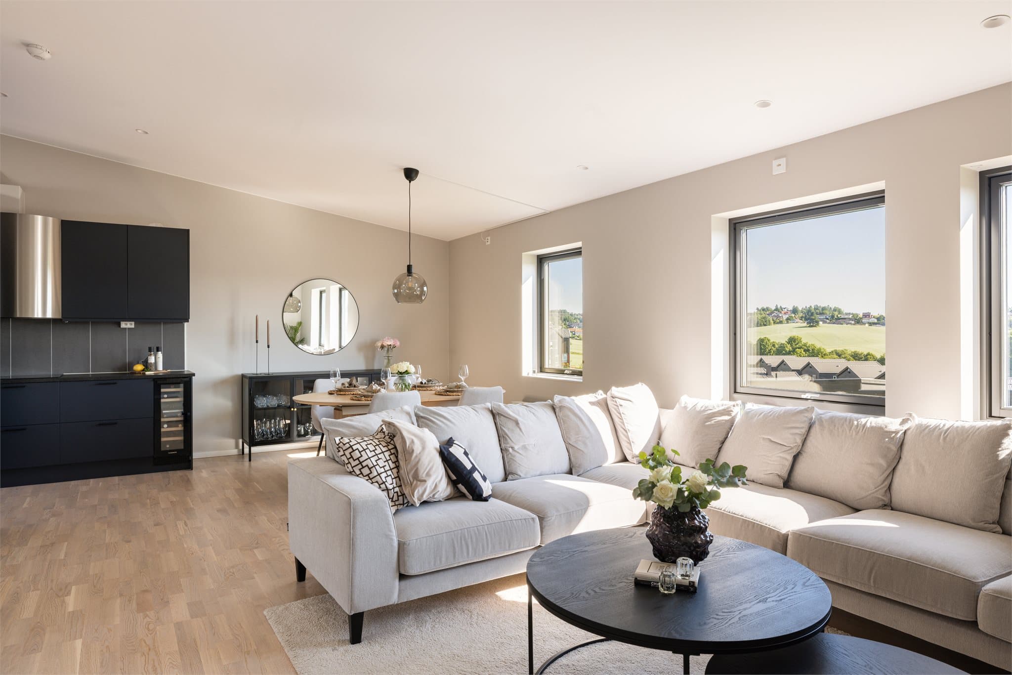 Boligen byr på en romslig og lys stue- og kjøkkenløsning med god lysinnslipp og gode møbleringsmuligheter.