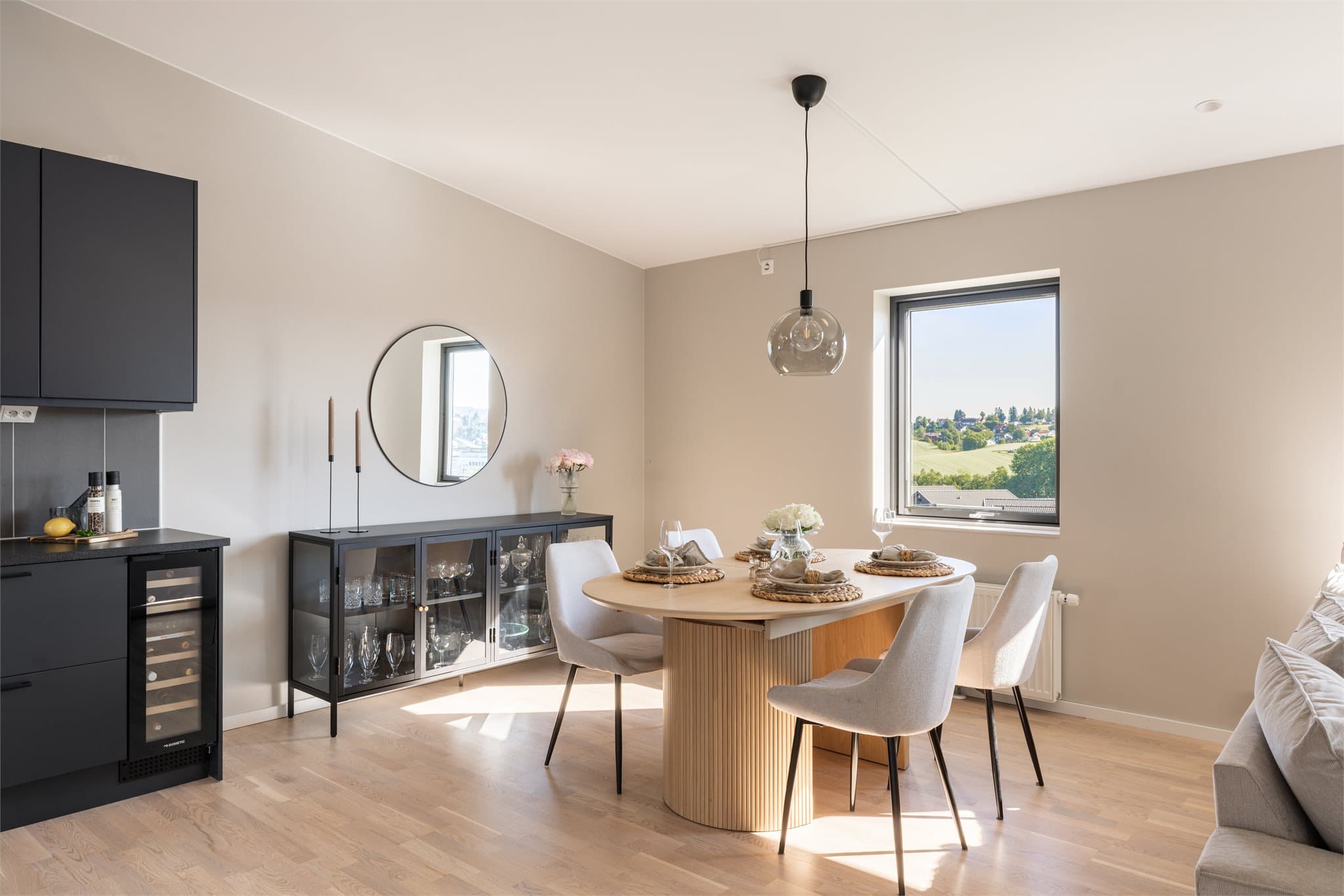 Boligen er fra 2023 og har moderne kvaliteter som balansert ventilasjon og fjernvarme.